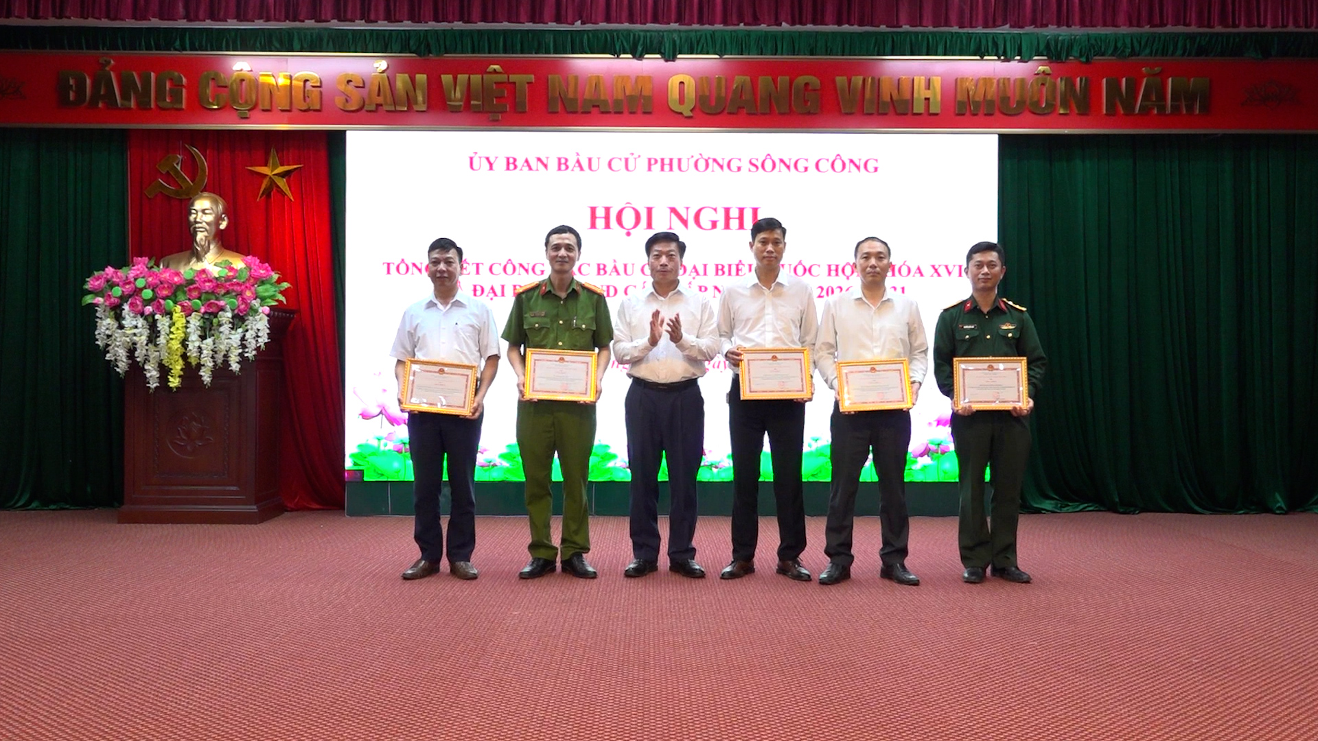 PHƯỜNG SÔNG CÔNG TỔNG KẾT CÔNG TÁC BẦU CỬ, KHEN THƯỞNG 77 TẬP THỂ, CÁ NHÂN