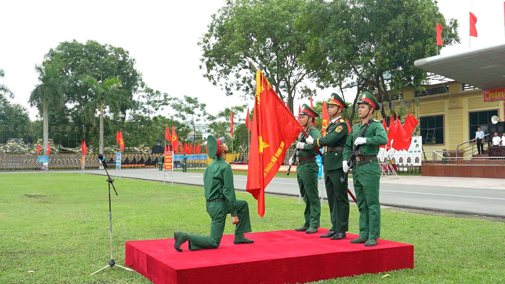 Trung đoàn 209: 686 chiến sĩ mới vinh dự tuyên thệ dưới Quân kỳ Quyết thắng