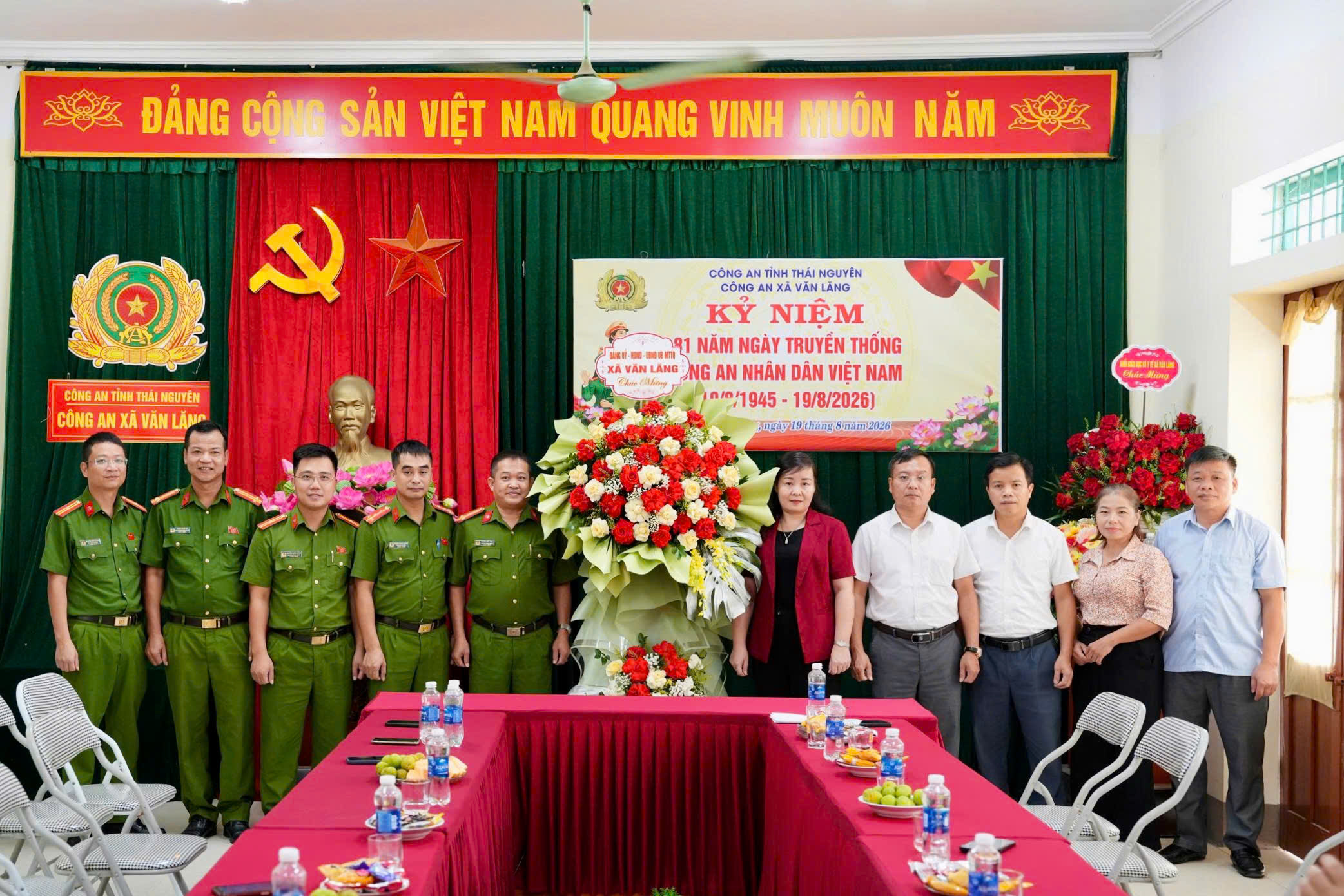 Lãnh đạo xã Văn Lăng chúc mừng Công an xã nhân kỷ niệm 81 năm Ngày truyền thống Công an nhân dân