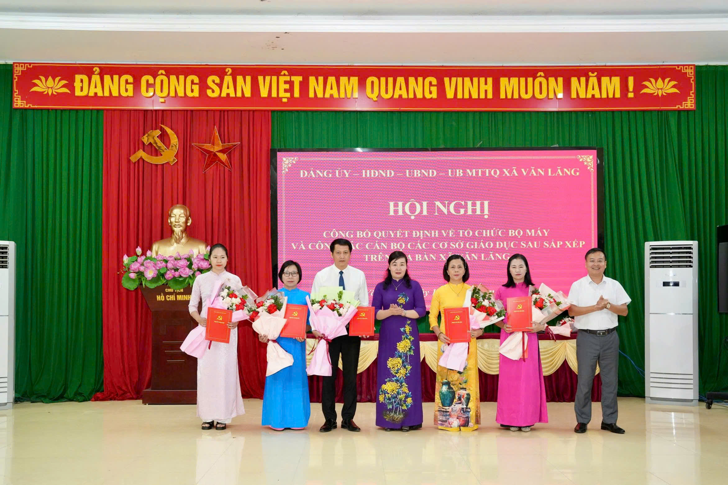 Công bố quyết định về tổ chức bộ máy và công tác cán bộ sau sắp xếp cơ sở giáo dục công lập