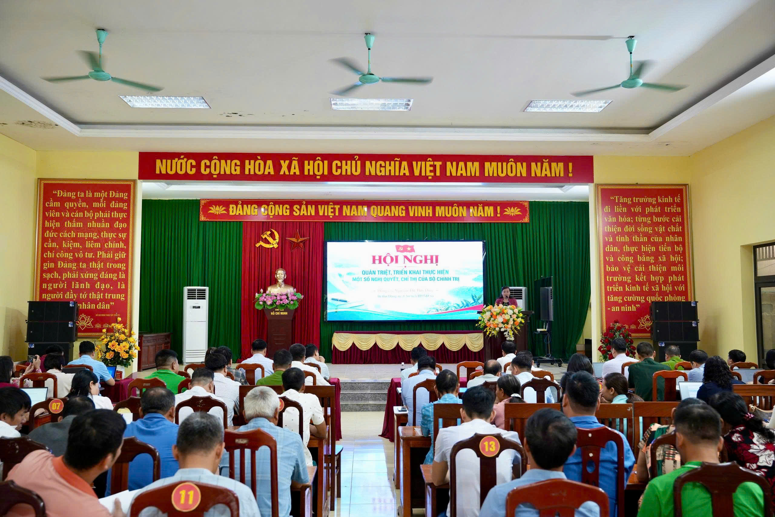 Đảng ủy xã văn lăng tổ chức hội nghị nghiên cứu, học tập, quán triệt, triển khai, tuyên truyền một số nghị quyết, chỉ thị của bộ chính trị