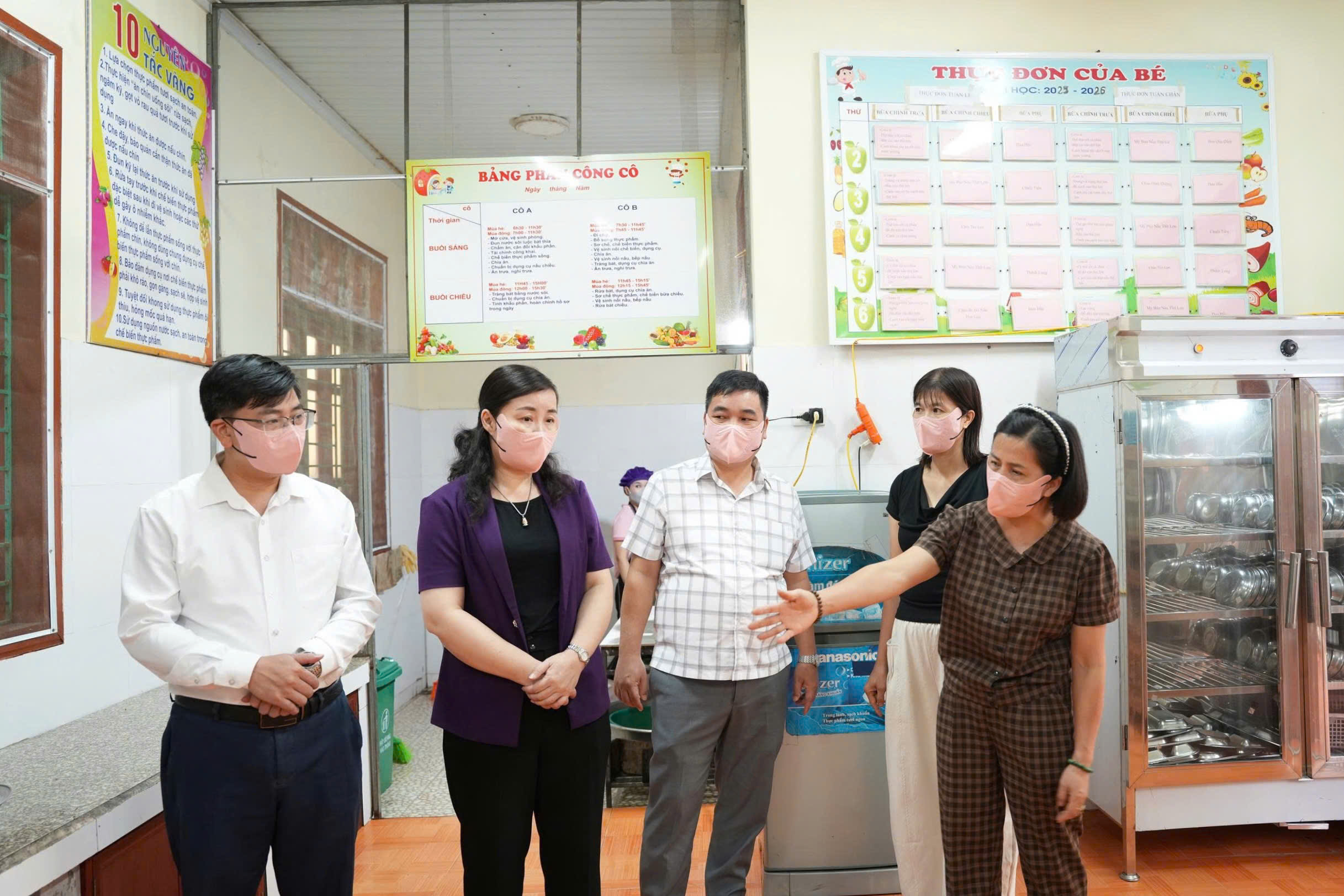 Đồng chí Bí thư Đảng ủy  kiểm tra công tác an toàn vệ sinh thực phẩm tại một số bếp ăn trường học.