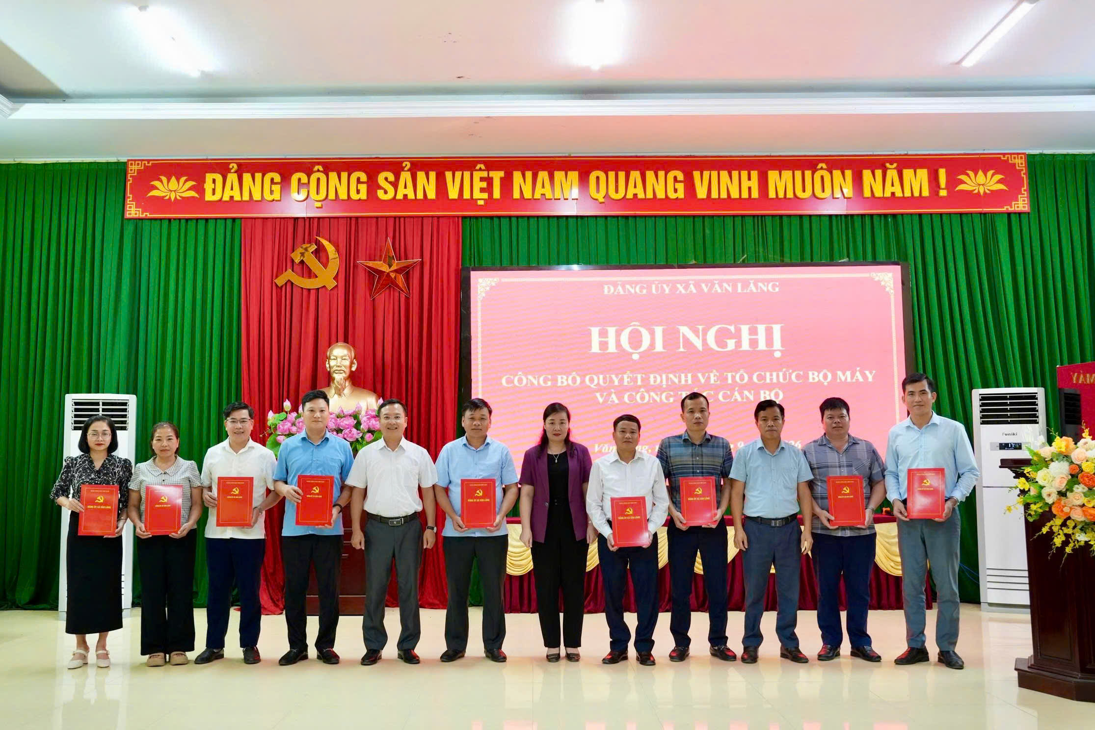Đảng ủy xã Văn Lăng công bố các quyết định về sắp xếp bộ máy và công tác cán bộ.