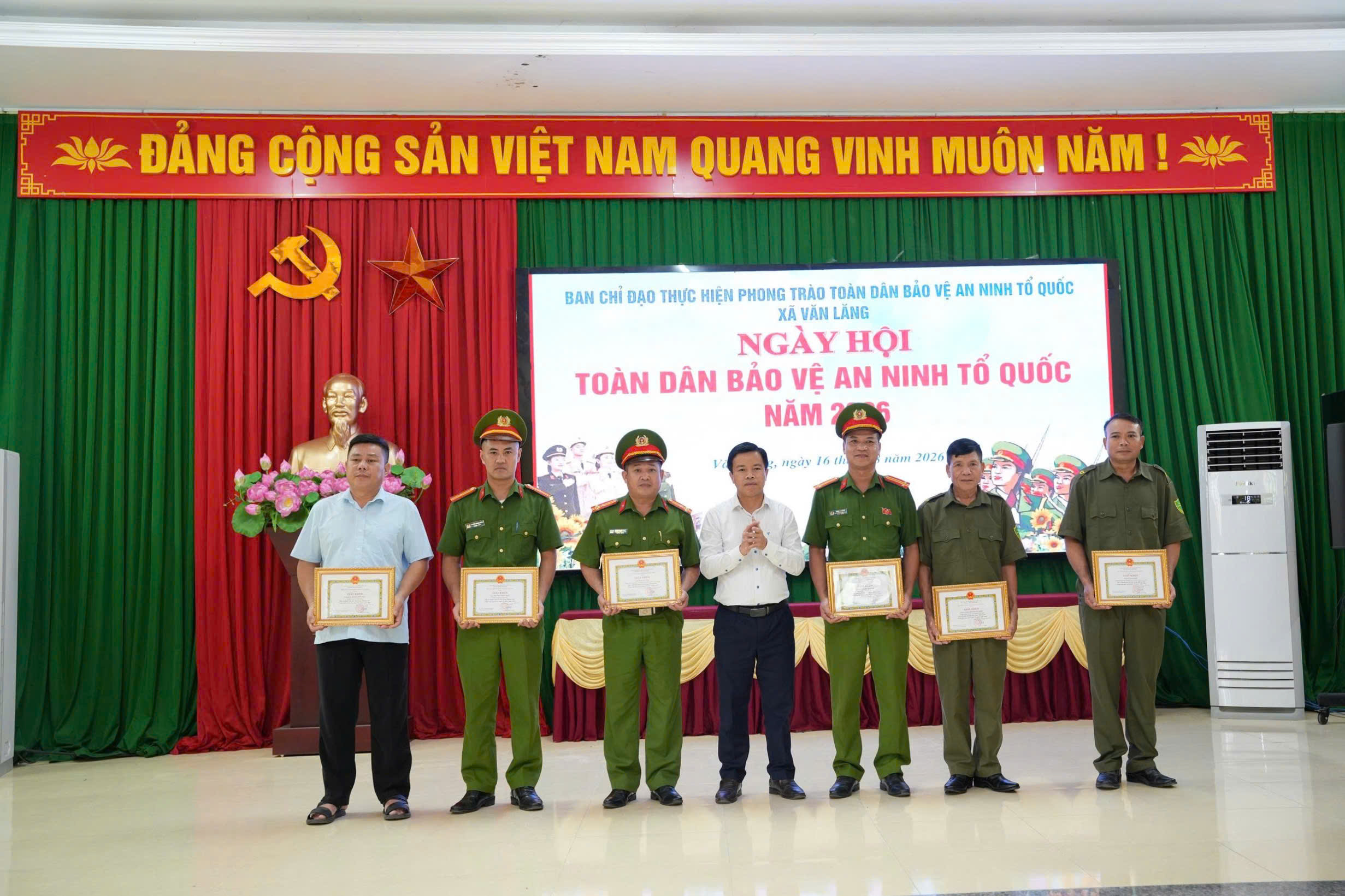 Anh-tin-bai