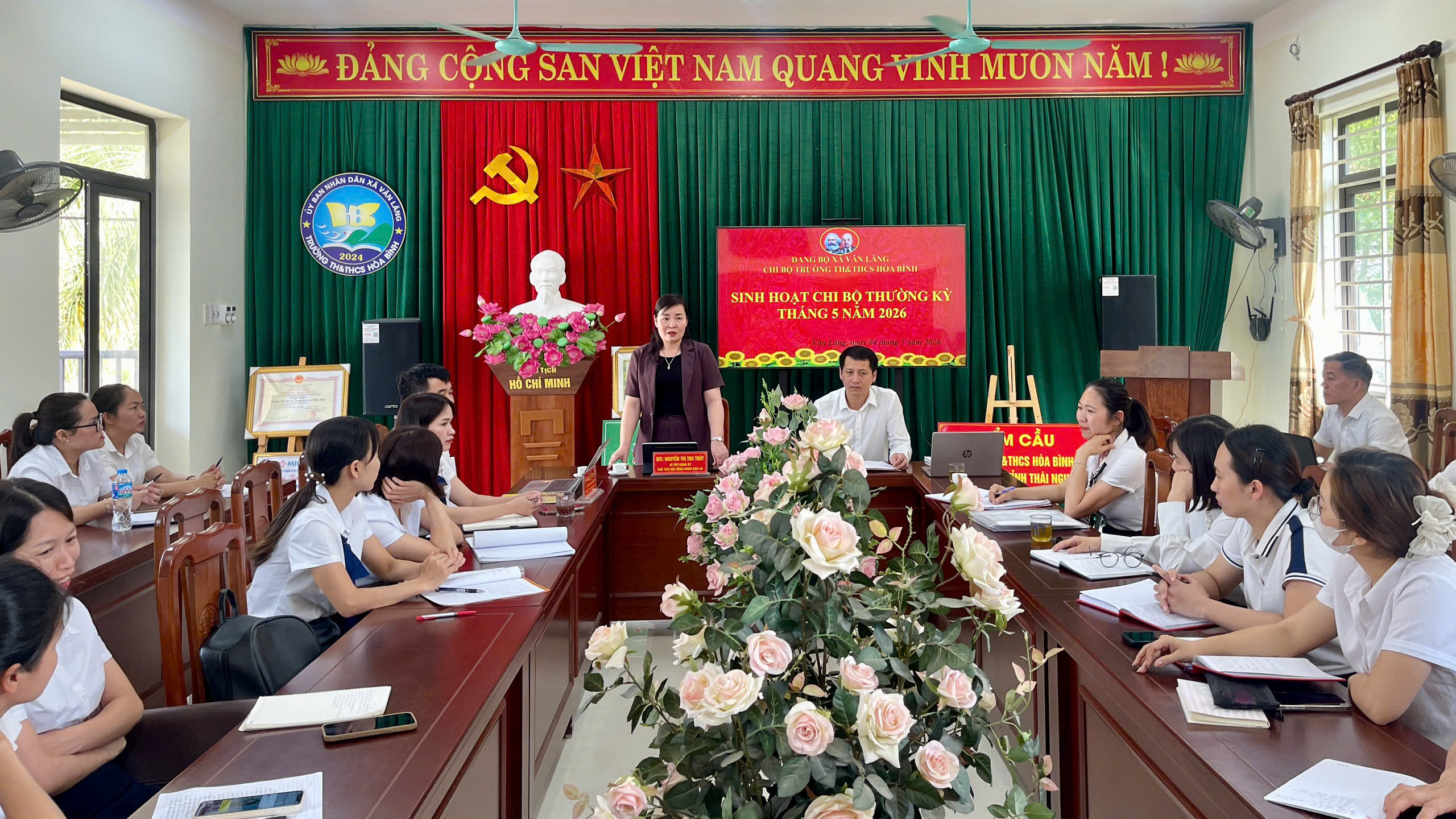 Đồng chí Bí thư Đảng ủy dự sinh hoạt chi bộ thường kỳ tại Chi bộ Trường Tiểu học và THCS Hòa Bình