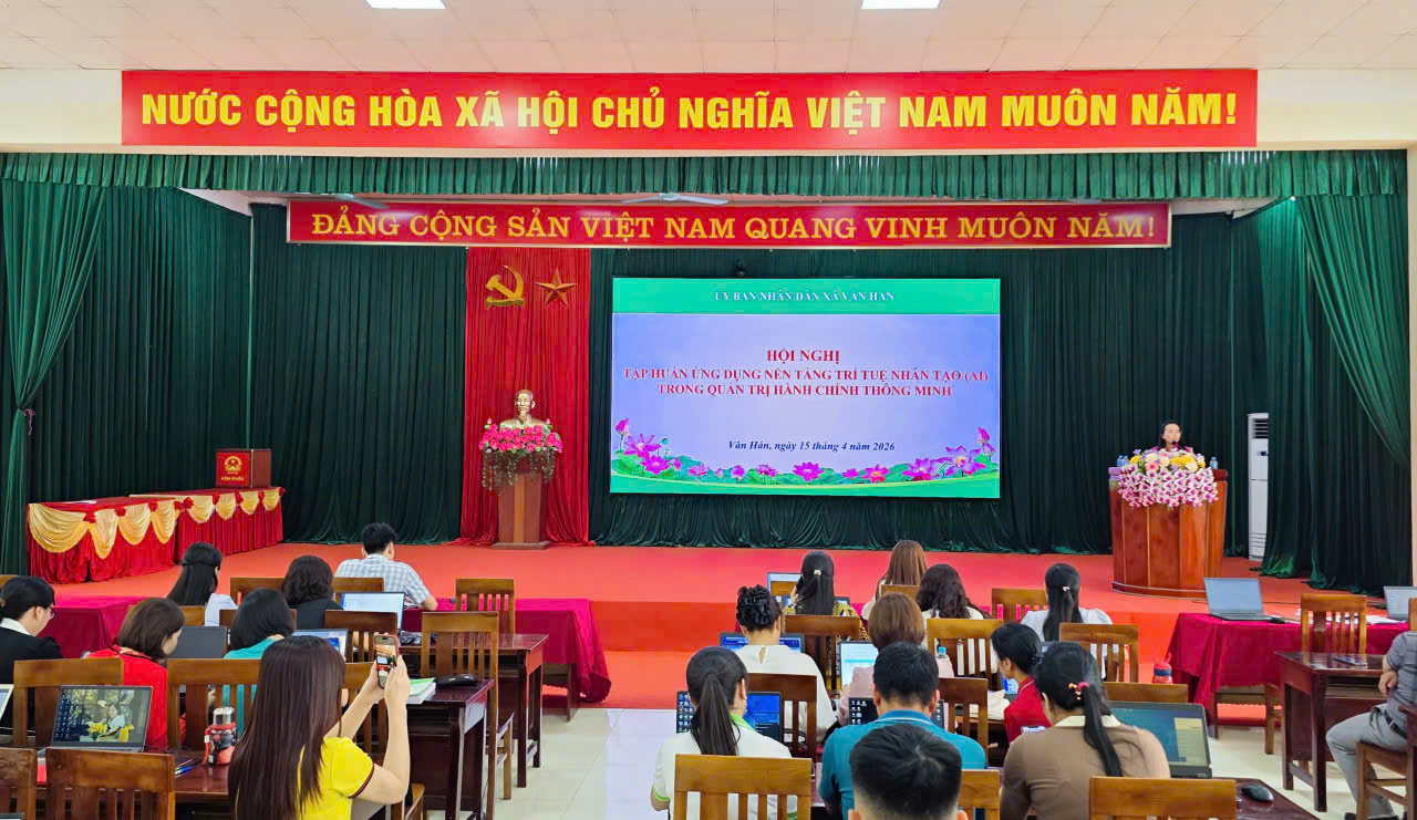 XÃ VĂN HÁN TỔ CHỨC TẬP HUẤN ỨNG DỤNG TRÍ TUỆ NHÂN TẠO TRONG QUẢN TRỊ HÀNH CHÍNH