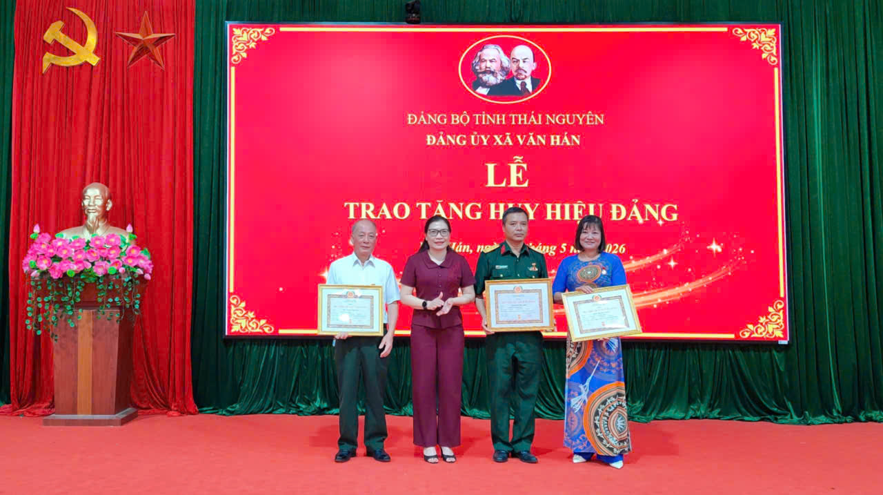 ĐẢNG ỦY XÃ VĂN HÁN TỔ CHỨC LỄ TRAO HUY HIỆU ĐẢNG ĐỢT 19/5/2026 VÀ  TRIỂN KHAI NHIỀU NHIỆM VỤ TRỌNG TÂM 