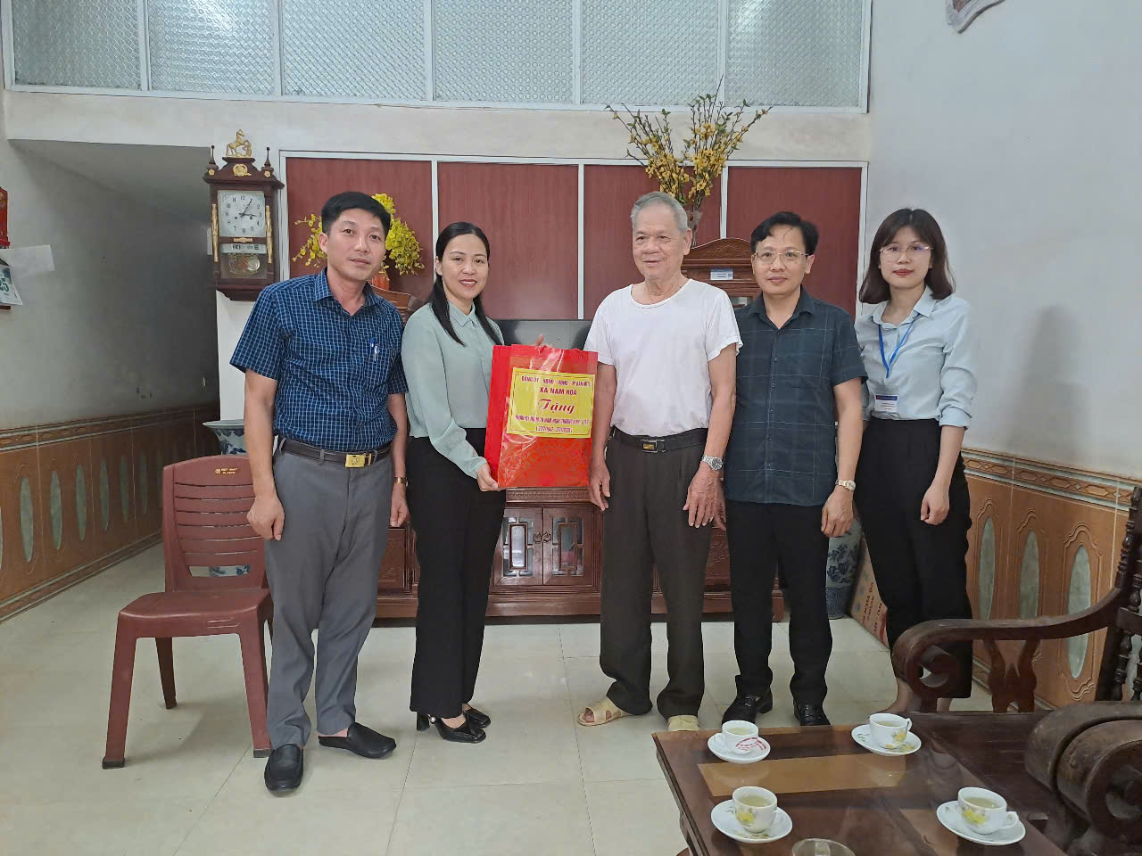 Lãnh đạo Đảng ủy, HĐND xã thăm và tặng quà các gia đình chính sách trên địa bàn xã