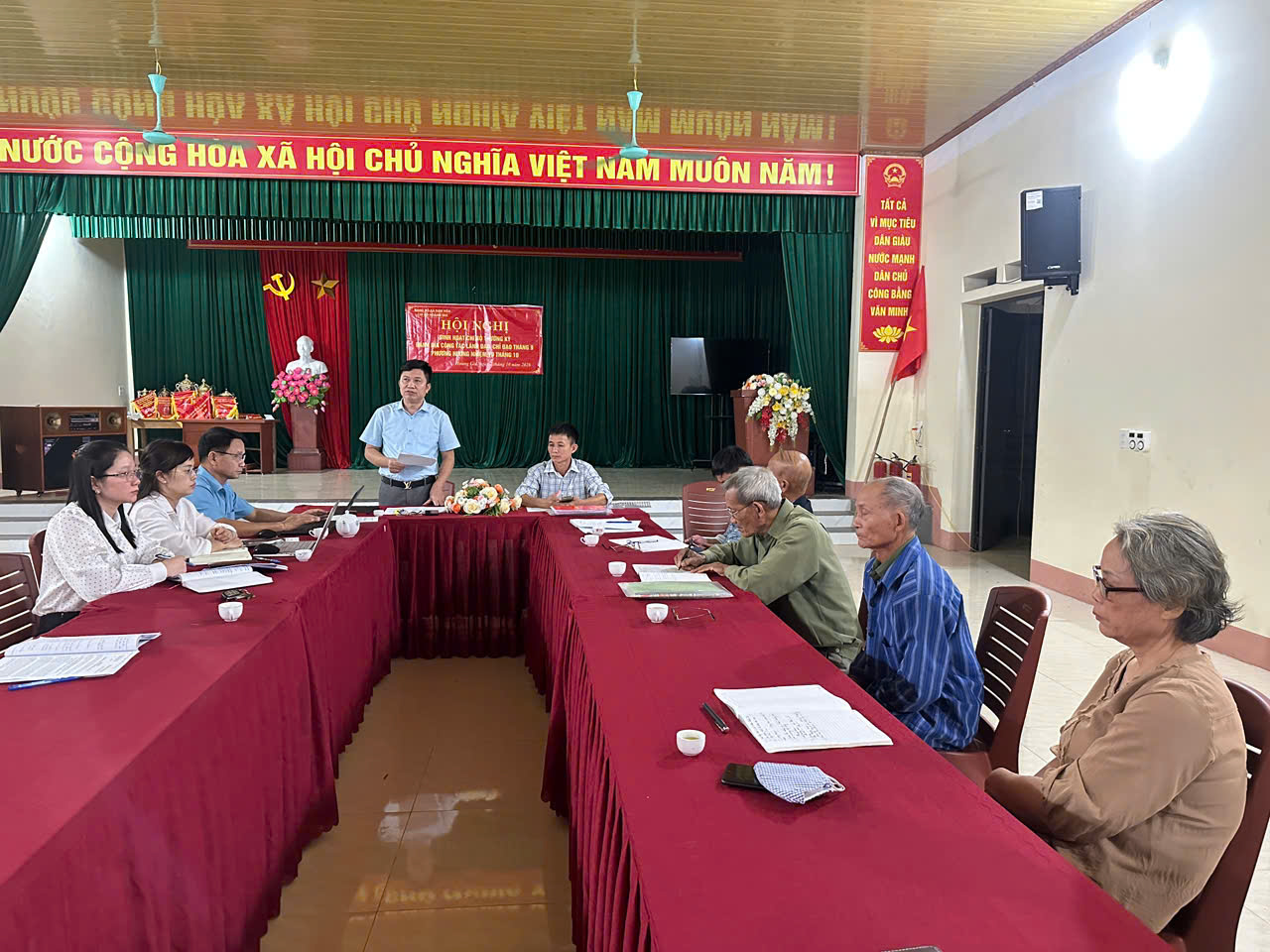 ĐỒNG CHÍ BÍ THƯ ĐẢNG ỦY XÃ NAM HÒA DỰ SINH HOẠT CHI BỘ THƯỜNG KỲ THÁNG 10 TẠI CHI BỘ XÓM HOÀNG GIA 