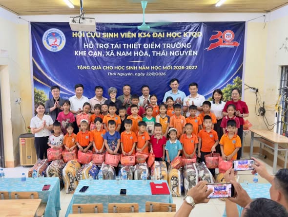 HỘI CỰU SINH VIÊN K34 – TRƯỜNG ĐẠI HỌC KINH TẾ QUỐC DÂN TRAO QUÀ HỖ TRỢ TÁI THIẾT ĐIỂM TRƯỜNG KHE CẠN