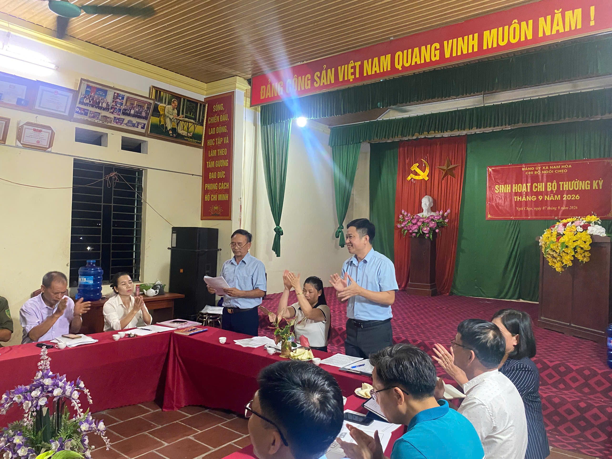 ĐỒNG CHÍ BÍ THƯ ĐẢNG ỦY XÃ NAM HÒA DỰ SINH HOẠT CHI BỘ THƯỜNG KỲ THÁNG 9 TẠI XÓM NGÒI CHẸO