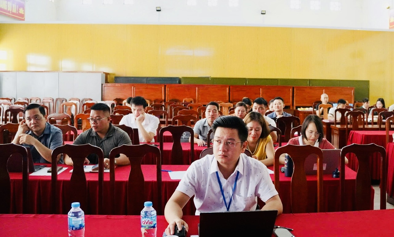 XÃ NAM HÒA TỔ CHỨC LỚP TẬP HUẤN ỨNG DỤNG CÔNG NGHỆ THÔNG TIN VÀ CHUYỂN ĐỔI SỐ NĂM 2026