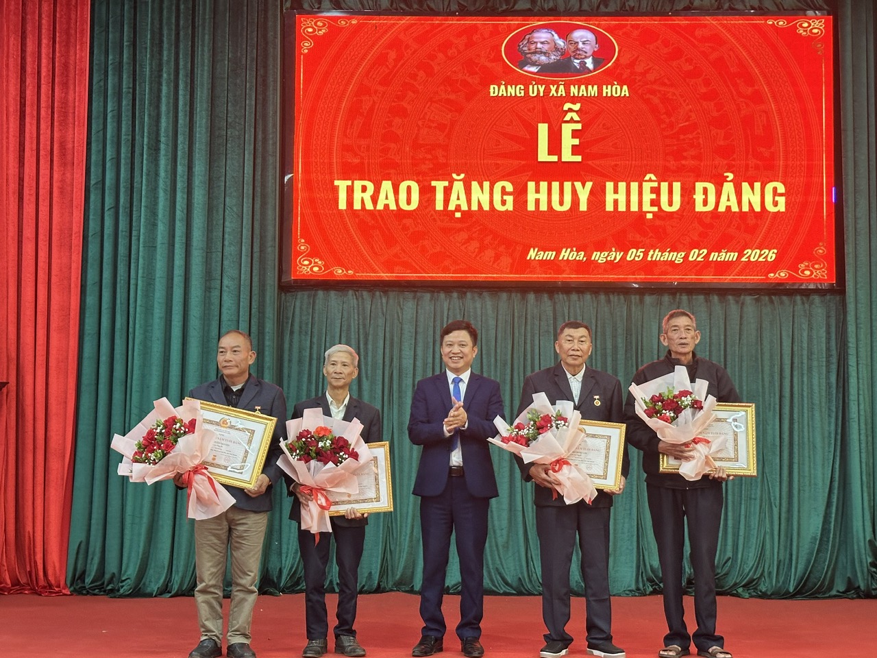 ĐẢNG BỘ XÃ NAM HÒA TỔ CHỨC LỄ TRAO TẶNG HUY HIỆU ĐẢNG ĐỢT 07/11/2025