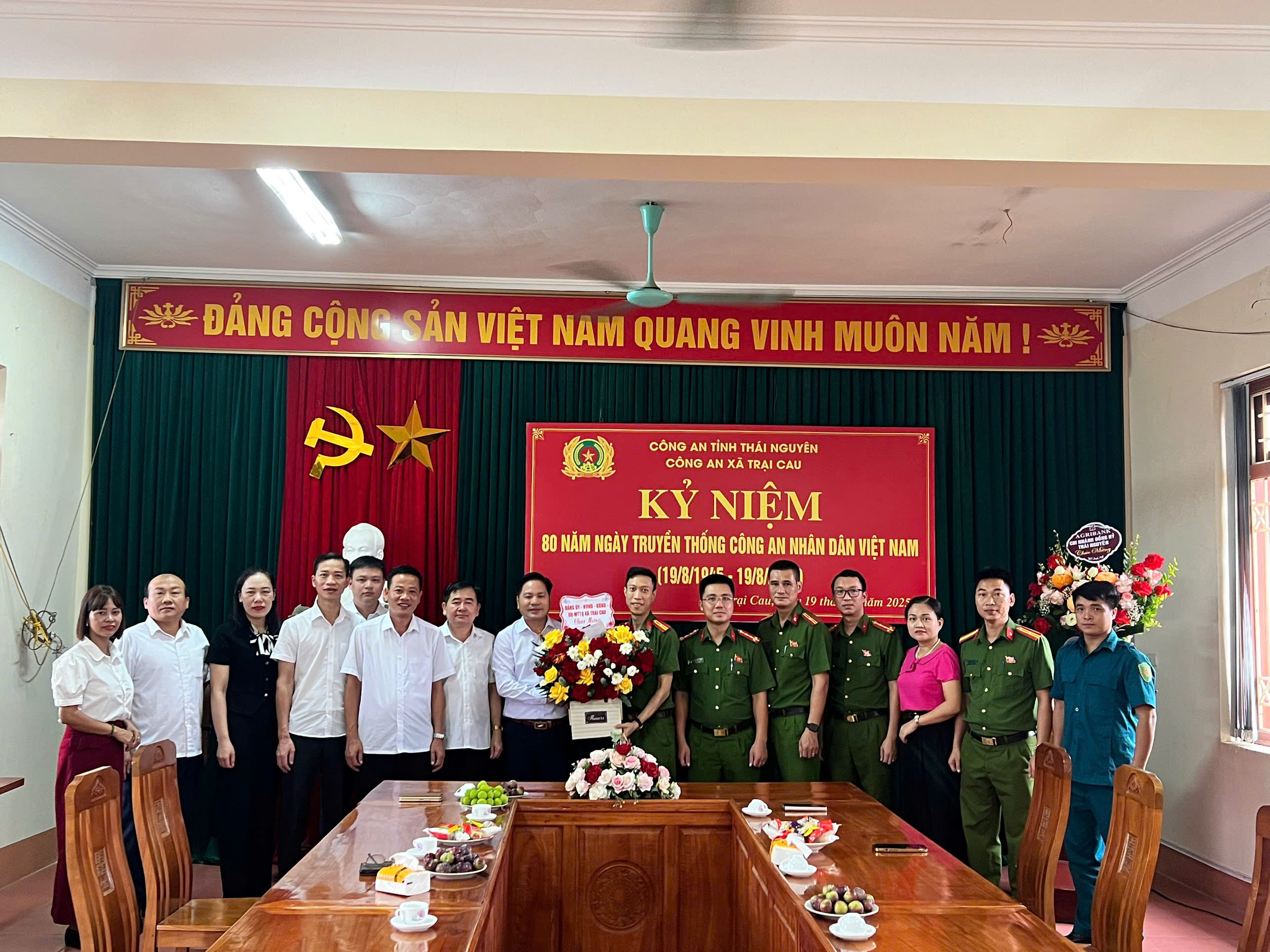 Lãnh đạo xã Trại Cau chúc mừng 80 năm Ngày Truyền thống lực lượng Công an nhân dân