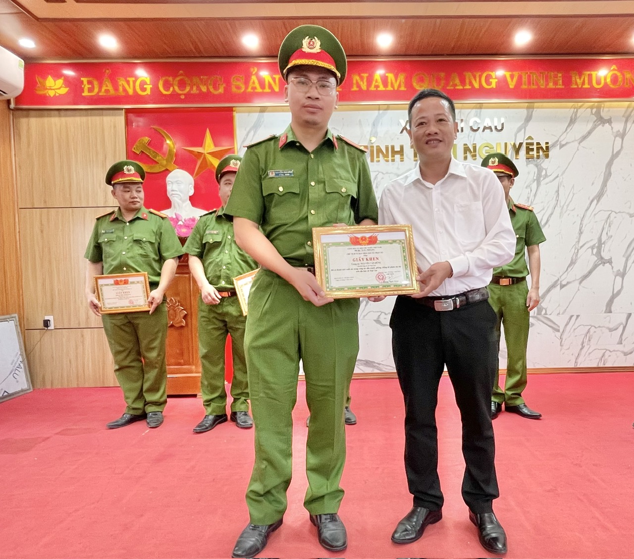 Anh-tin-bai