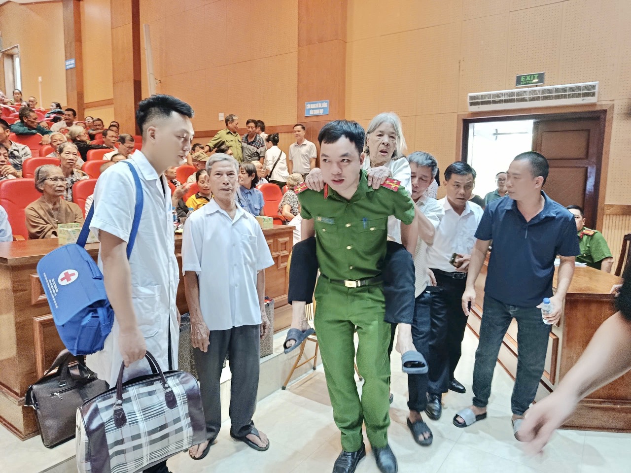 Anh-tin-bai