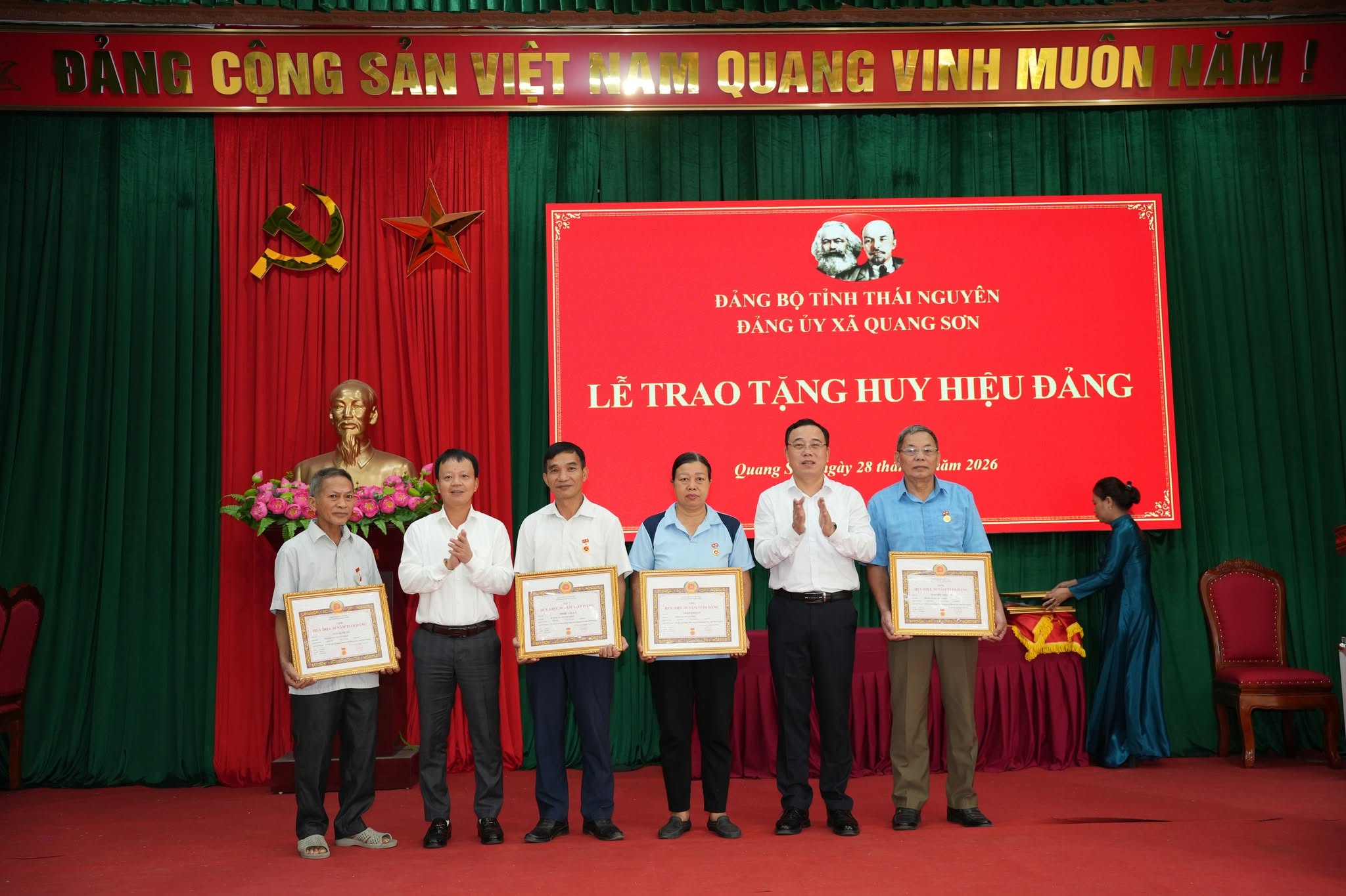 Đảng bộ xã Quang Sơn tổ chức Lễ trao tặng Huy hiệu Đảng đợt 2/9