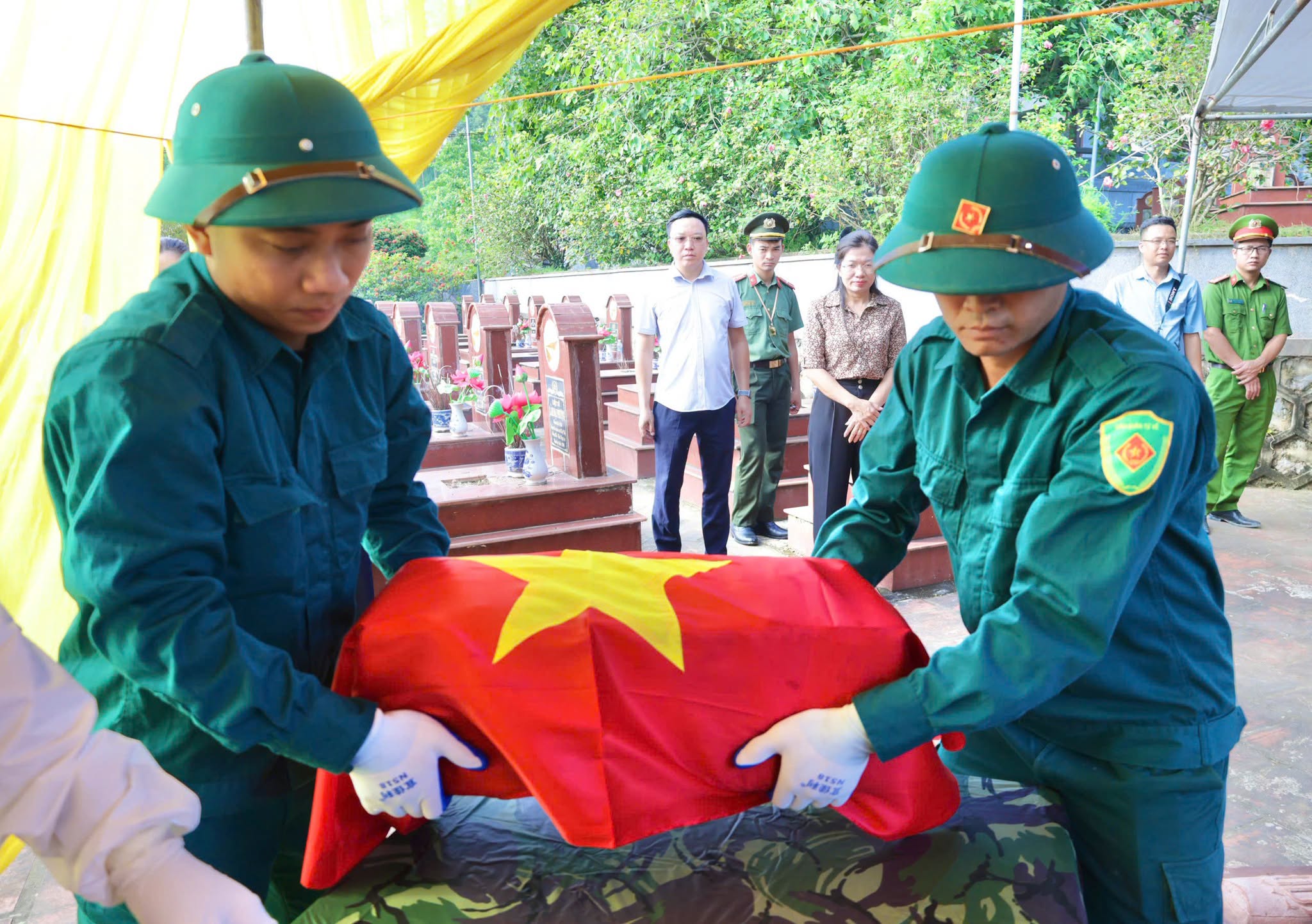 Lấy mẫu hài cốt Liệt sĩ chưa xác định danh tính tại Nghĩa trang Liệt sĩ La Giang, xã Quang Sơn.