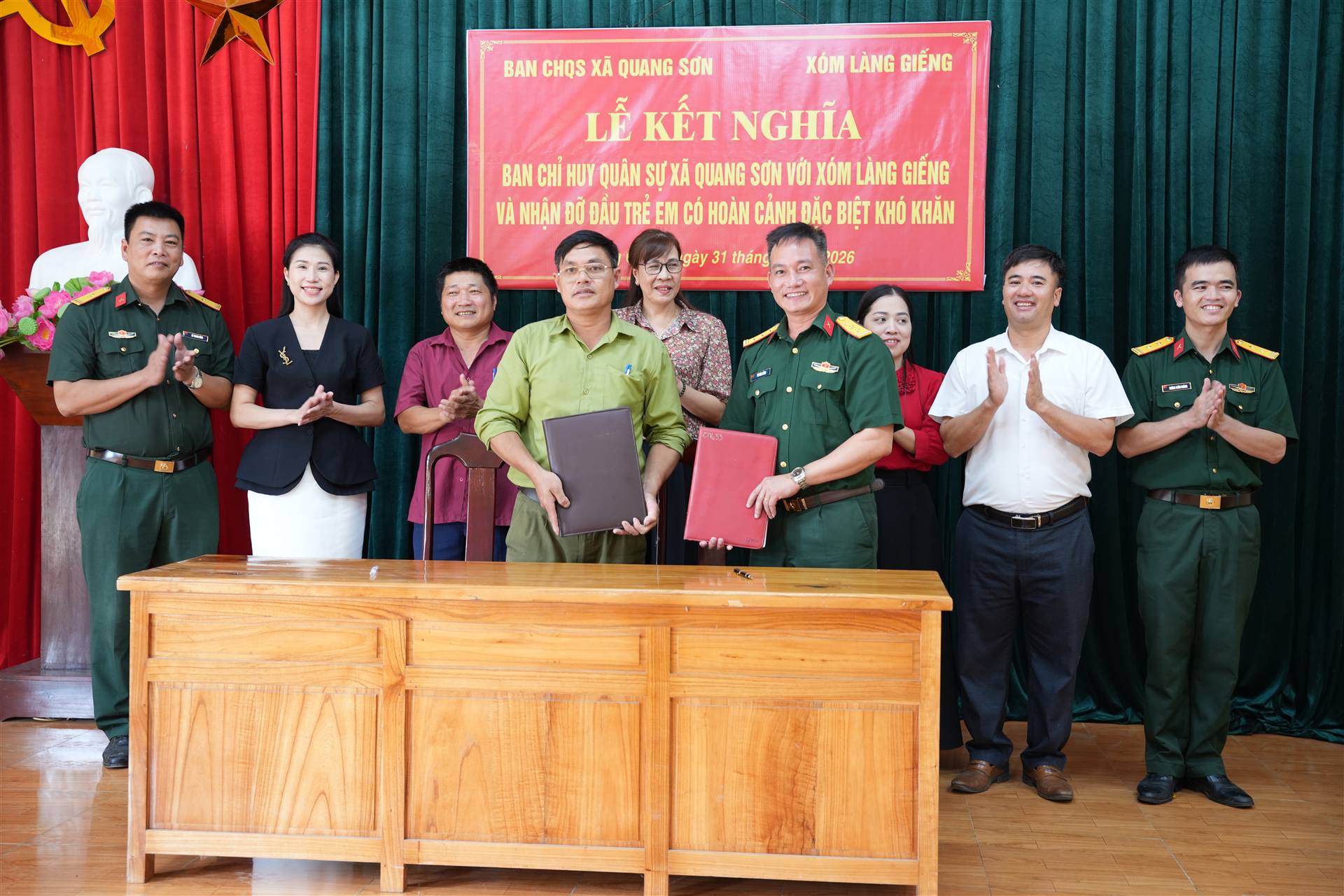 Ban Chỉ huy Quân sự xã Quang Sơn tổ chức Lễ kết nghĩa với xóm Làng Giếng, nhận đỡ đầu trẻ khuyết tật có hoàn cảnh khó khăn