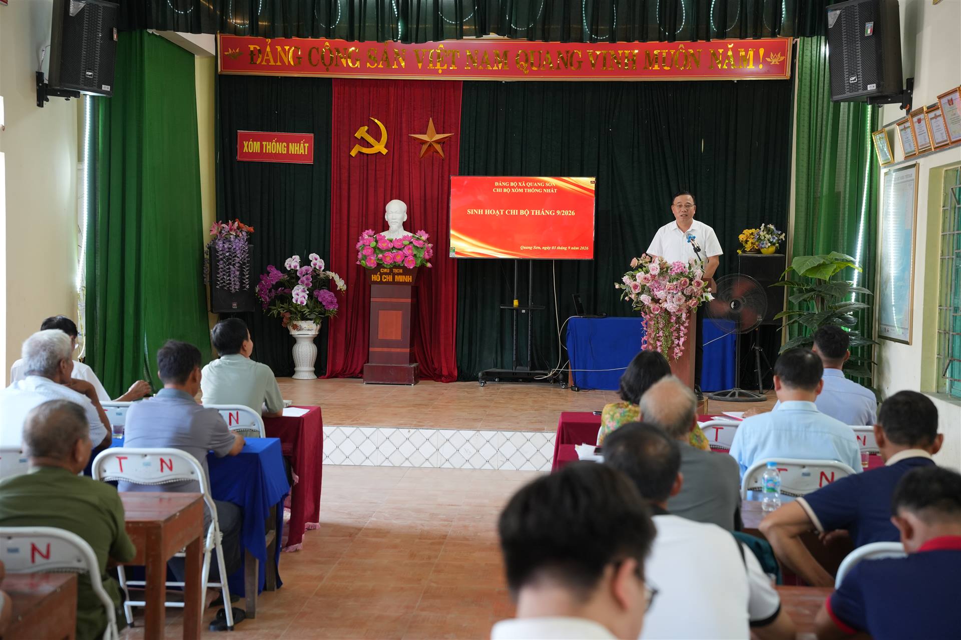 ĐỒNG CHÍ GIÁM ĐỐC SỞ KHOA HỌC CÔNG NGHỆ TỈNH THÁI NGUYÊN VÀ ĐỒNG CHÍ BÍ THƯ ĐẢNG ỦY XÃ QUANG SƠN DỰ SINH HOẠT CHI BỘ XÓM THỐNG NHẤT, ĐẢNG BỘ XÃ QUANG SƠN.