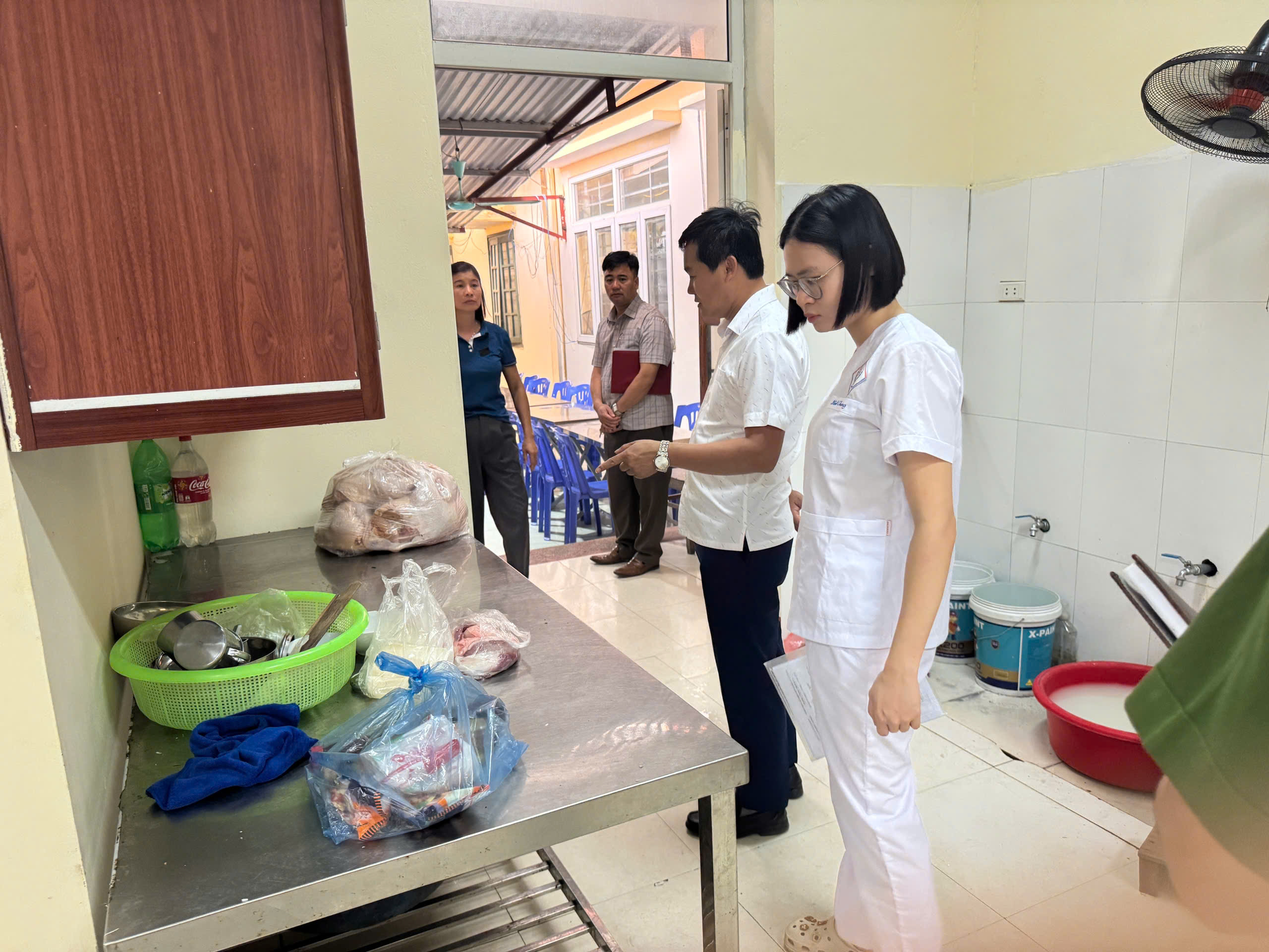 Tăng cường kiểm tra, giám sát an toàn thực phẩm tại các bếp ăn tập thể trường học.