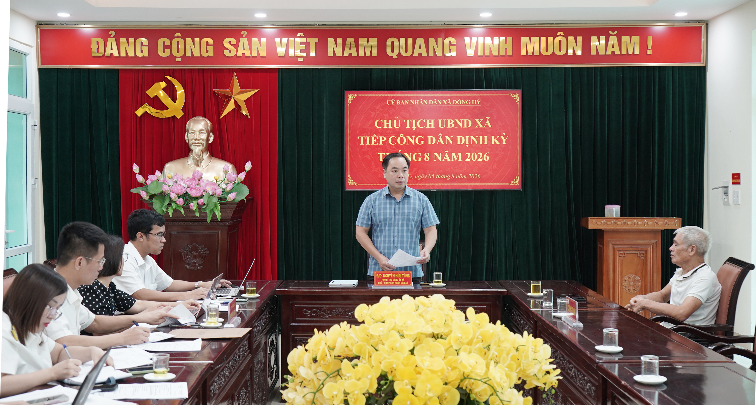 Đồng chí Chủ tịch UBND xã tiếp công dân định kỳ tháng 8