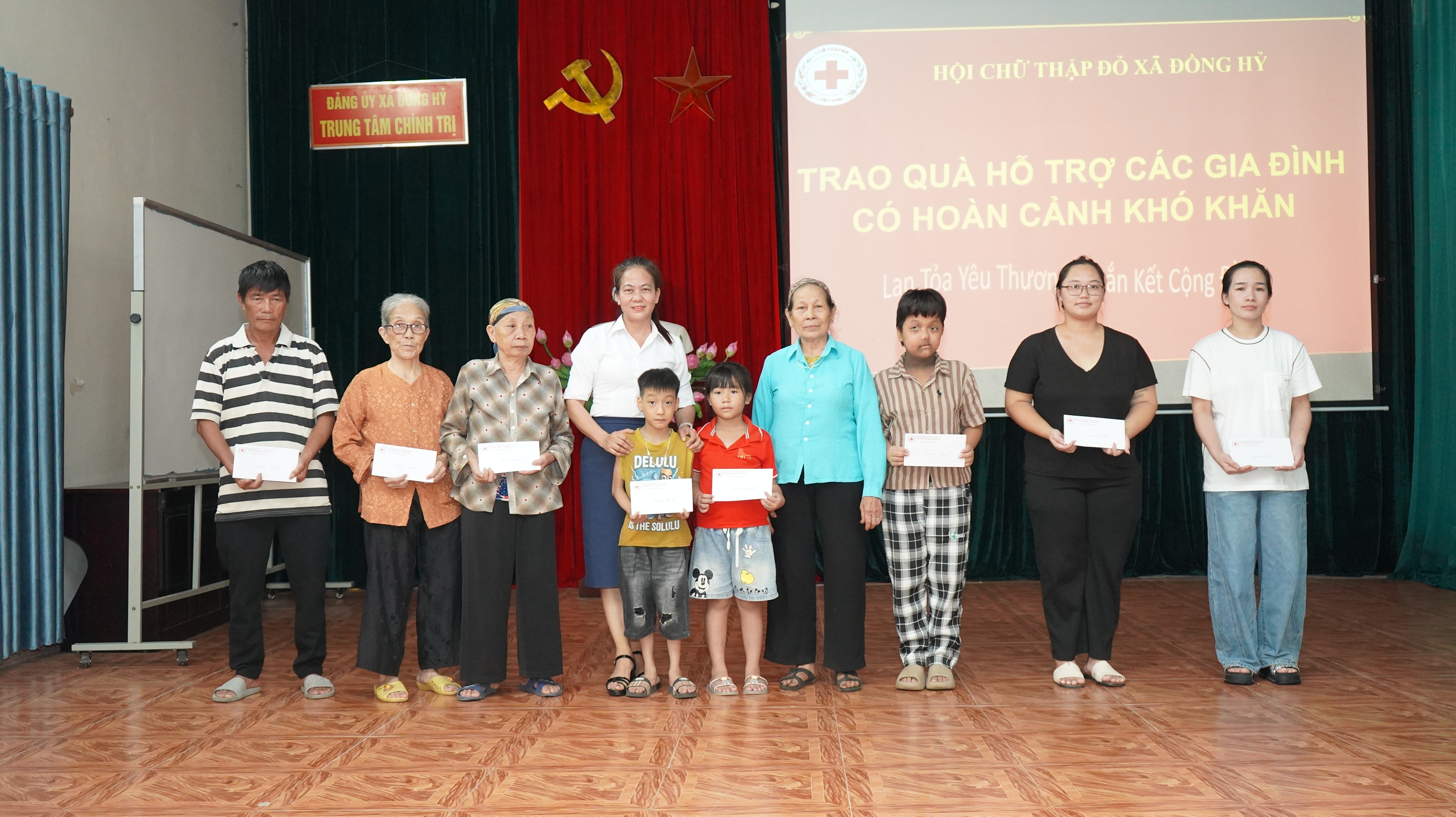 Tặng quà 14 gia đình gặp hoàn cảnh khó khăn