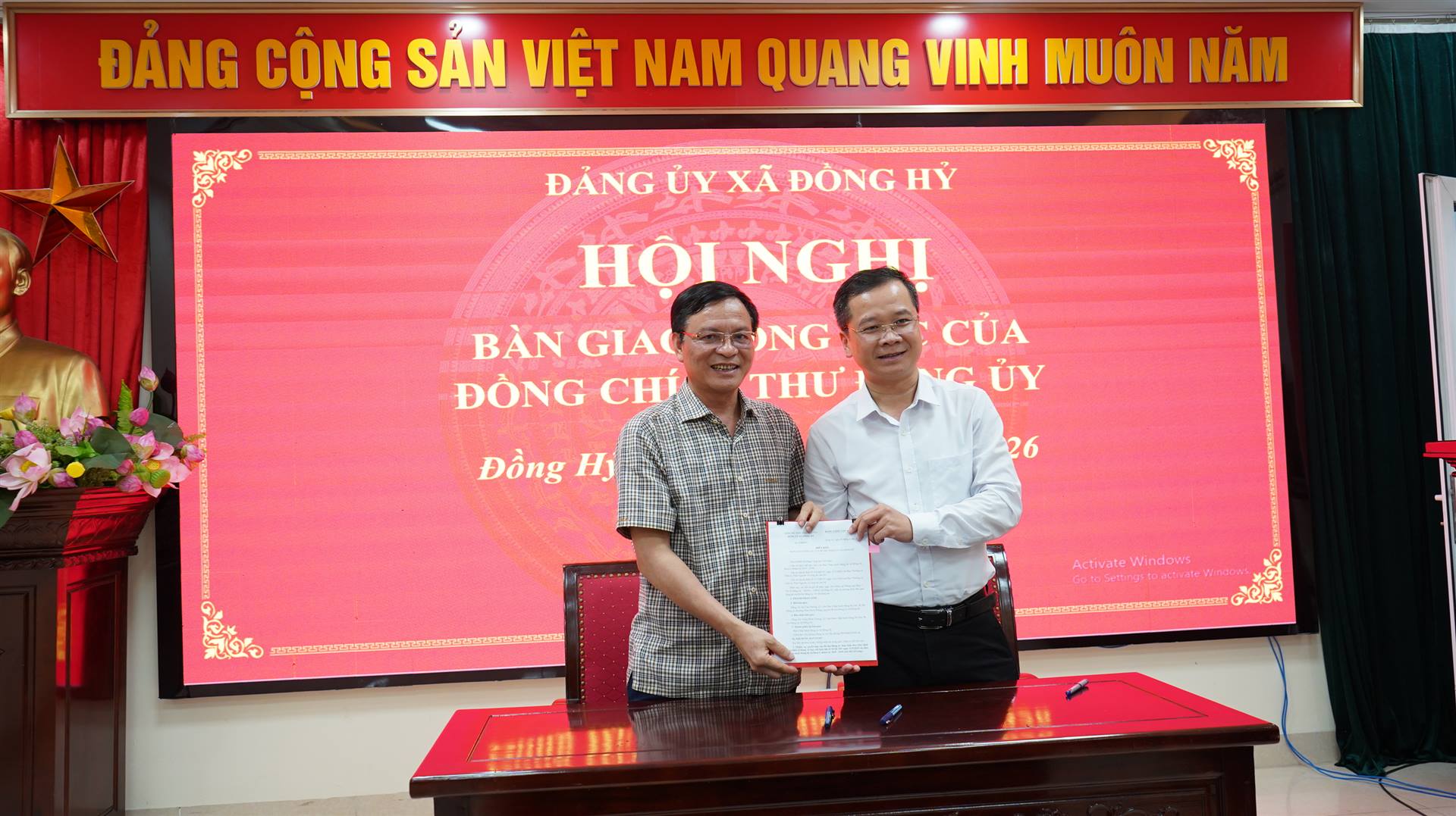 Bàn giao nhiệm vụ của Bí thư Đảng ủy nhiệm kỳ 2025-2030