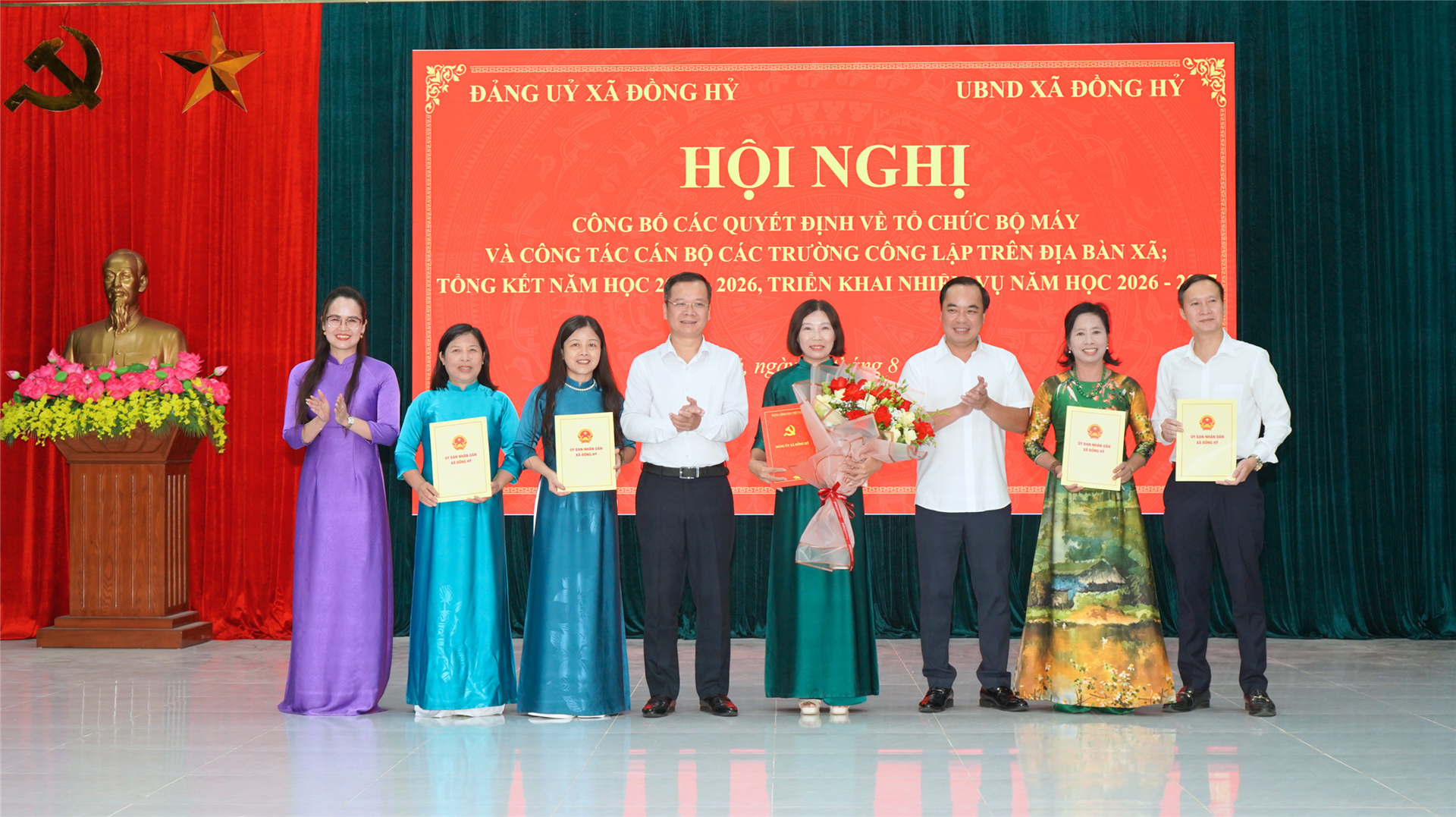 Công bố quyết định về tổ chức bộ máy và công tác cán bộ sau sắp xếp cơ sở giáo dục công lập
