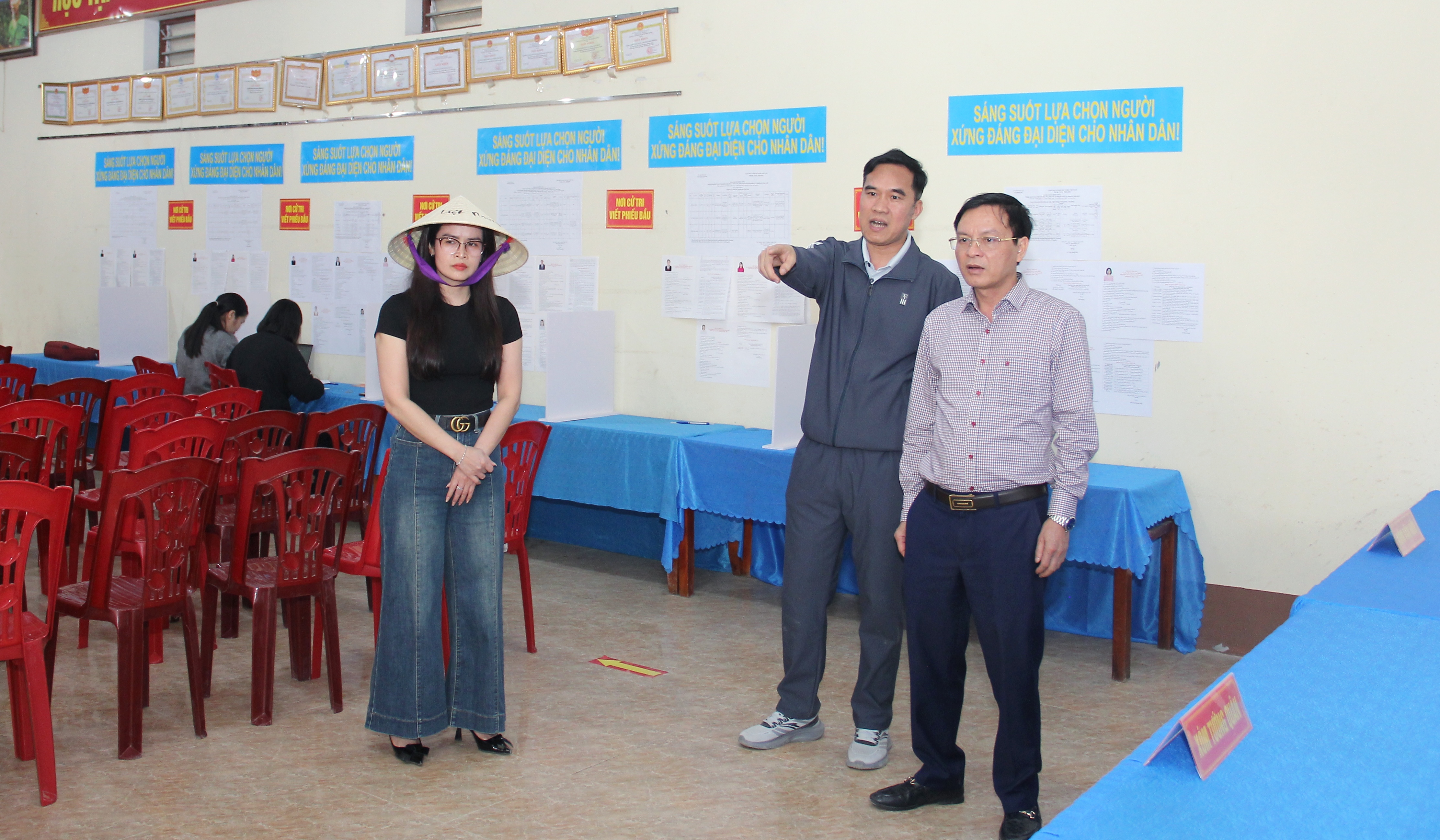 Kiểm tra công tác chuẩn bị bầu cử tại các khu vực bỏ phiếu