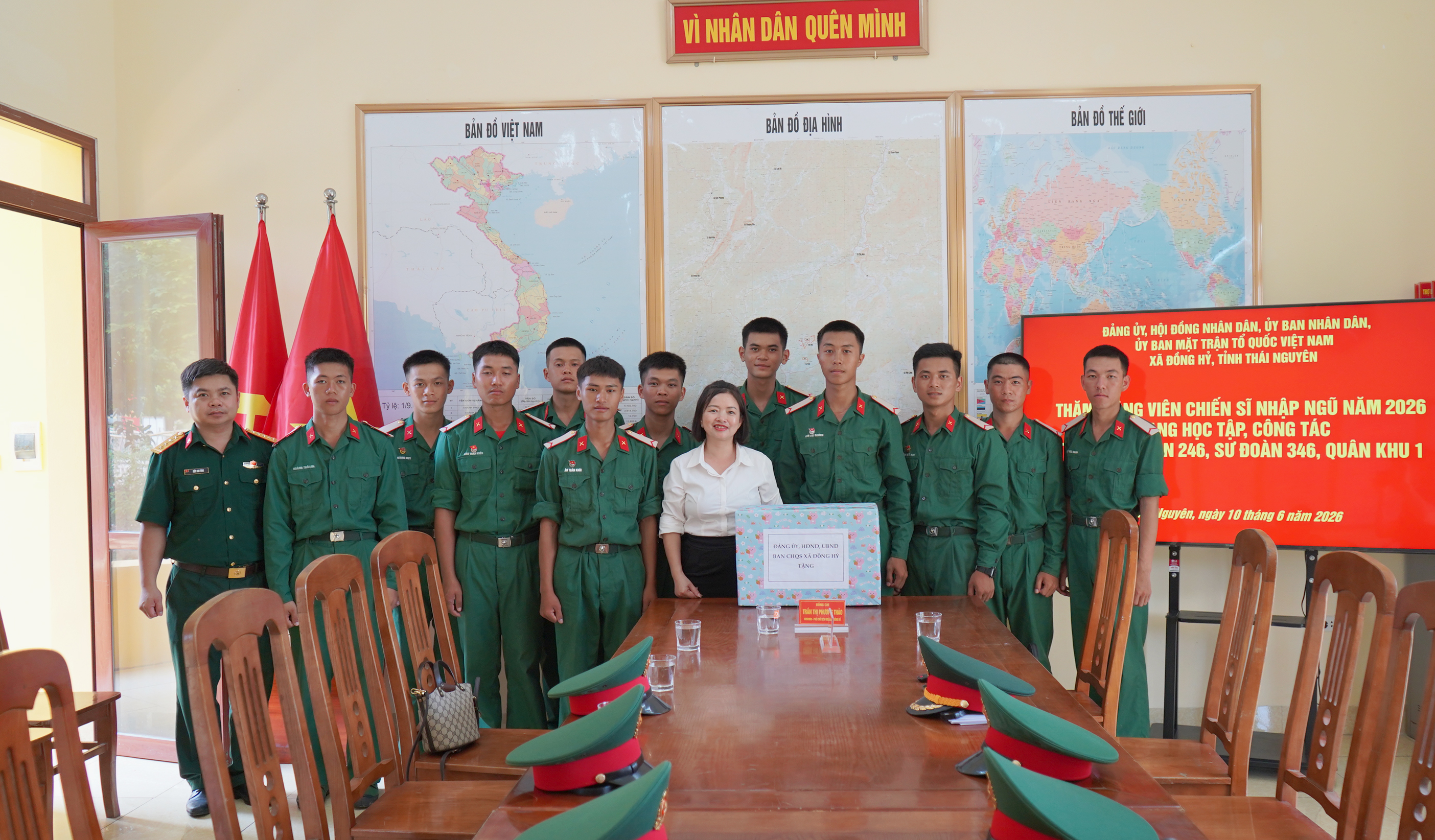 Đồng chí Trần Thị Phương Thảo, Phó Chủ tịch UBND xã dự Lễ tuyên thệ chiến sỹ mới tại Sư đoàn 346