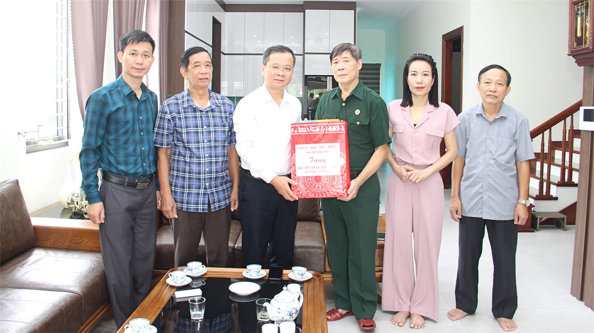Hoạt động thăm, tặng quà người có công tiêu biểu