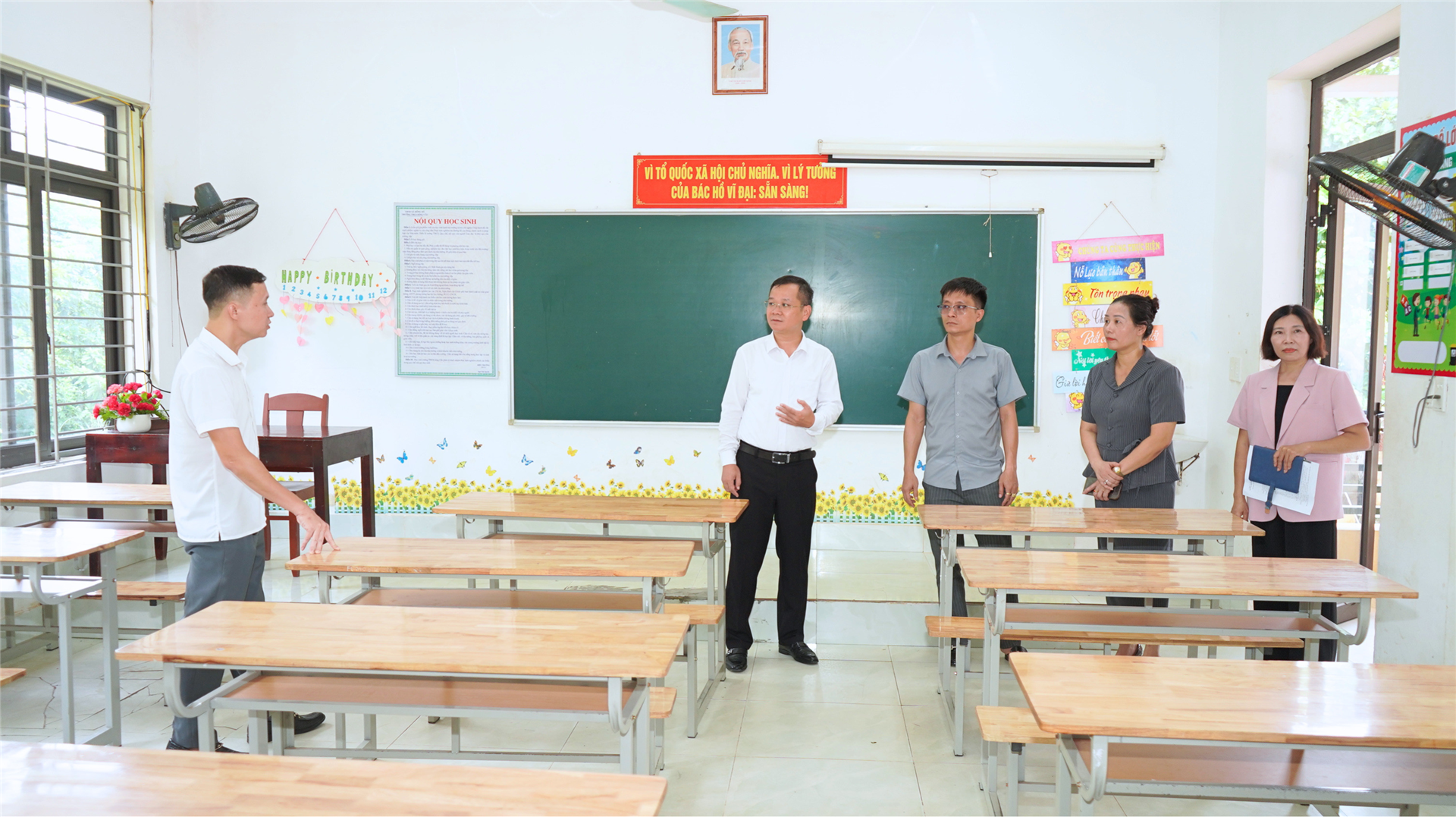 ĐỒNG CHÍ BÍ THƯ ĐẢNG ỦY XÃ KIỂM TRA CÔNG TÁC CHUẨN BỊ NĂM HỌC MỚI TẠI TRƯỜNG THCS ĐỒNG HỶ