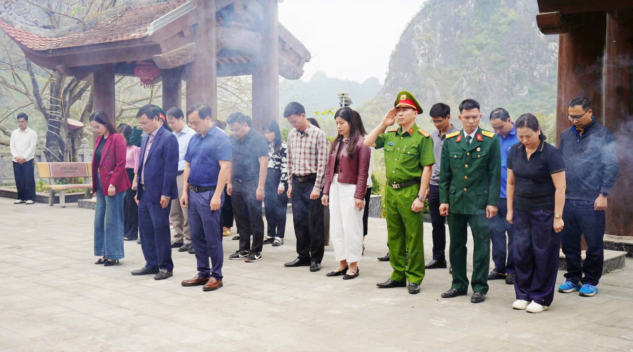 Xã Đồng Hỷ đã tổ chức Lễ viếng, dâng hương tại Nghĩa trang Liệt sĩ La Giang.