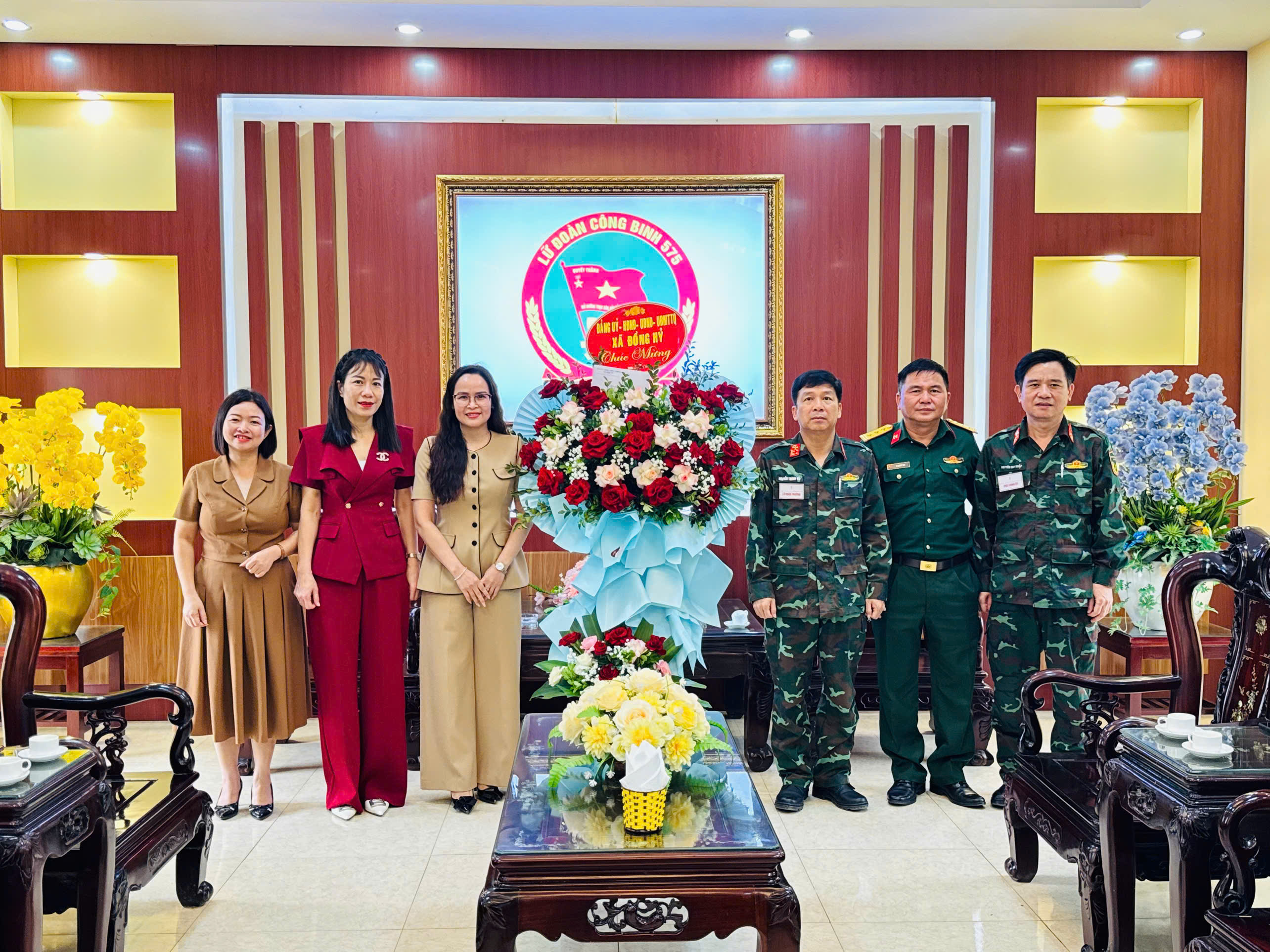 Xã Đồng Hỷ thăm, chúc mừng Lữ đoàn Công binh 575 nhân kỷ niệm 80 năm Ngày truyền thống Bộ đội Công binh