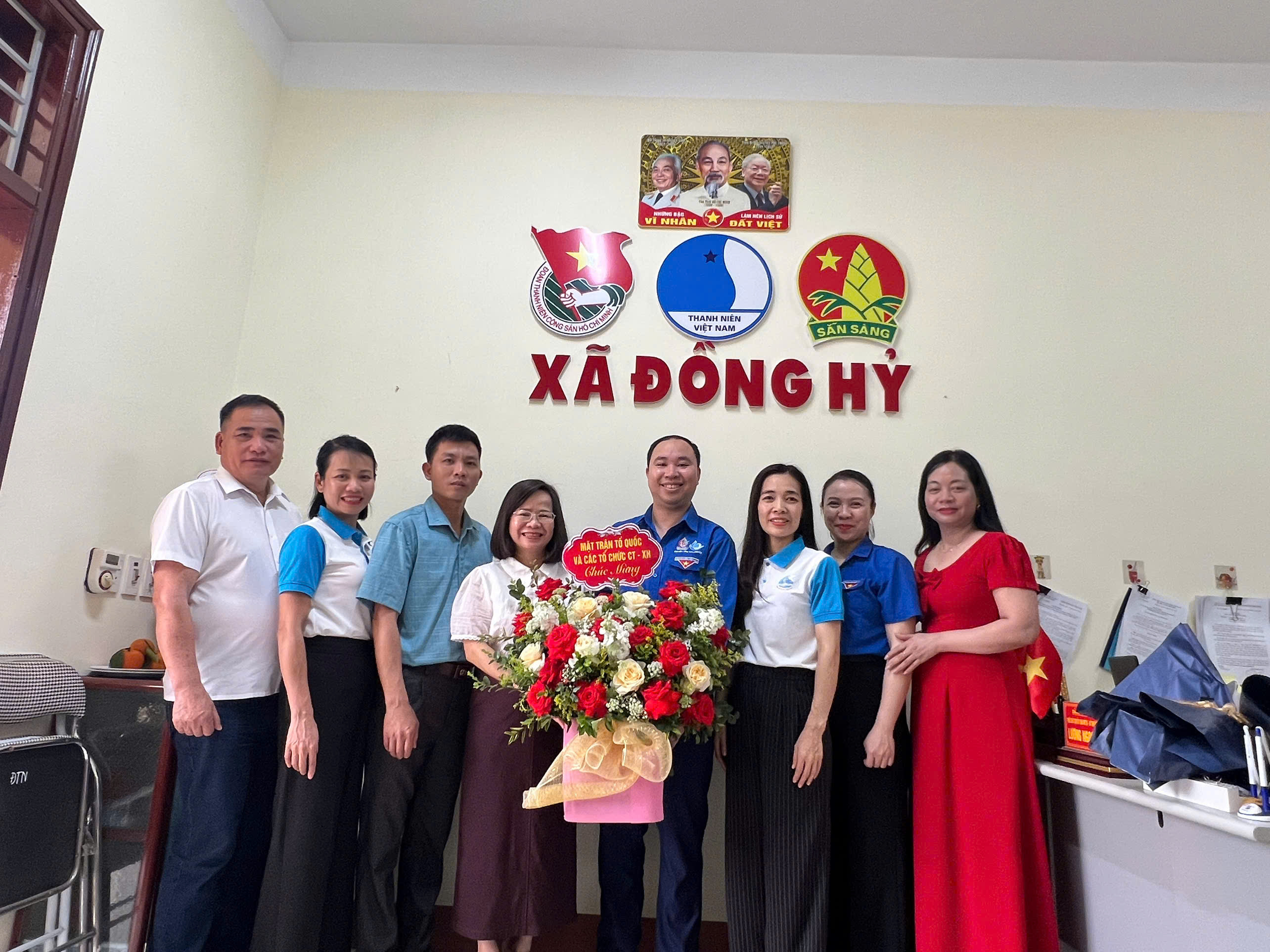 Các đồng chí lãnh đạo xã thăm, chúc mừng Đoàn Thanh niên nhân kỷ niệm 95 năm thành lập