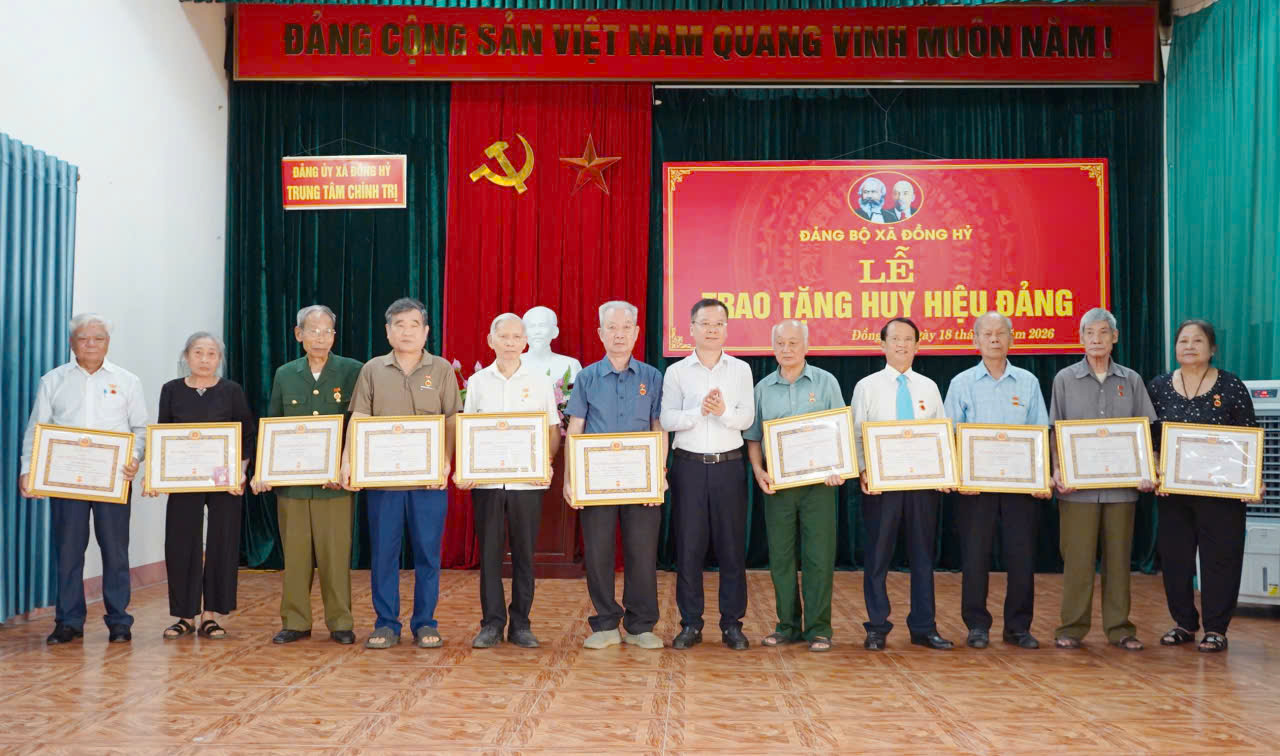 Đảng uỷ xã Đồng Hỷ tổ chức Lễ trao tặng Huy hiệu Đảng