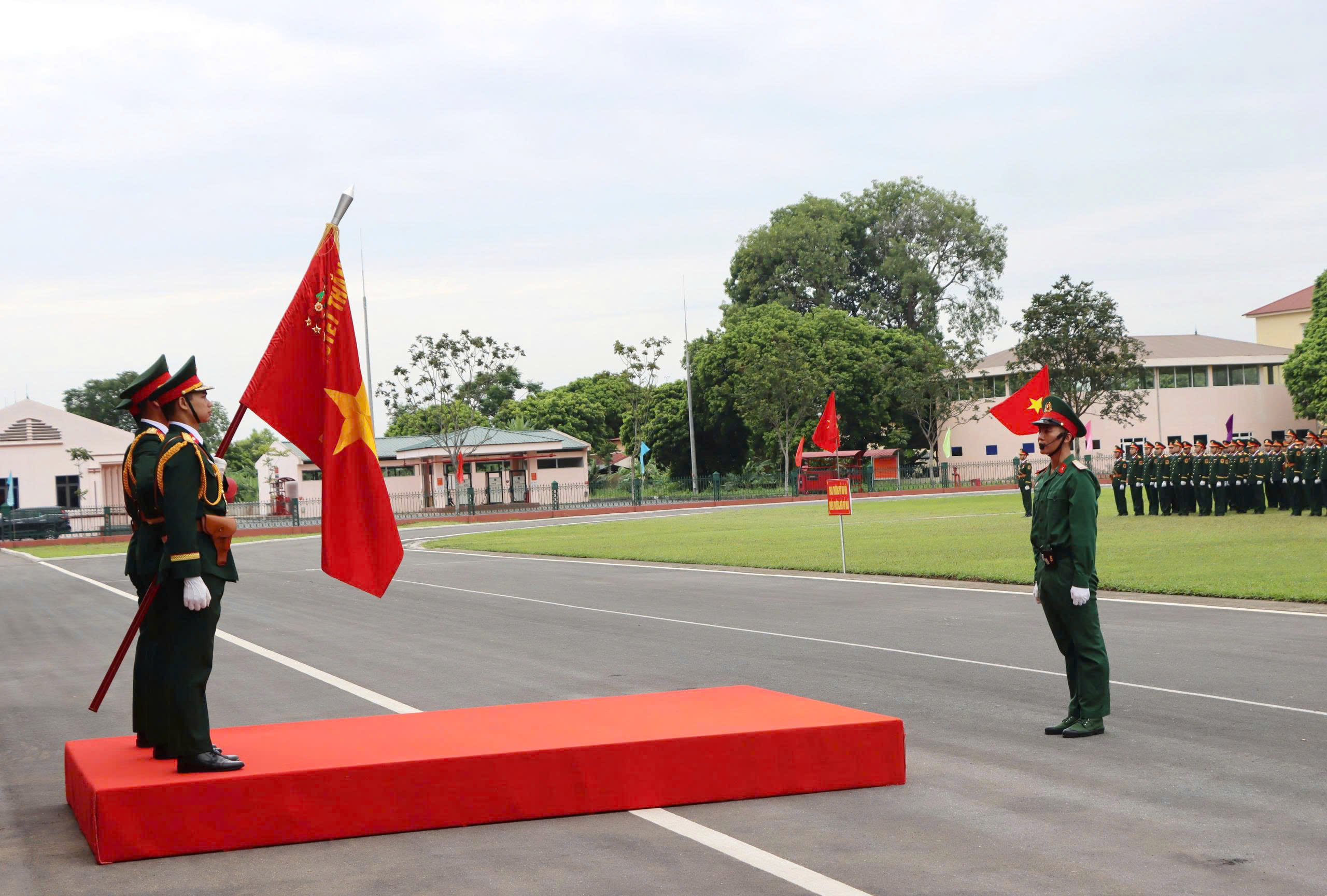 Đồng chí Bí thư Đảng uỷ xã dự Lễ tuyên thệ chiến sĩ mới tại Bộ tham mưu Quân khu I