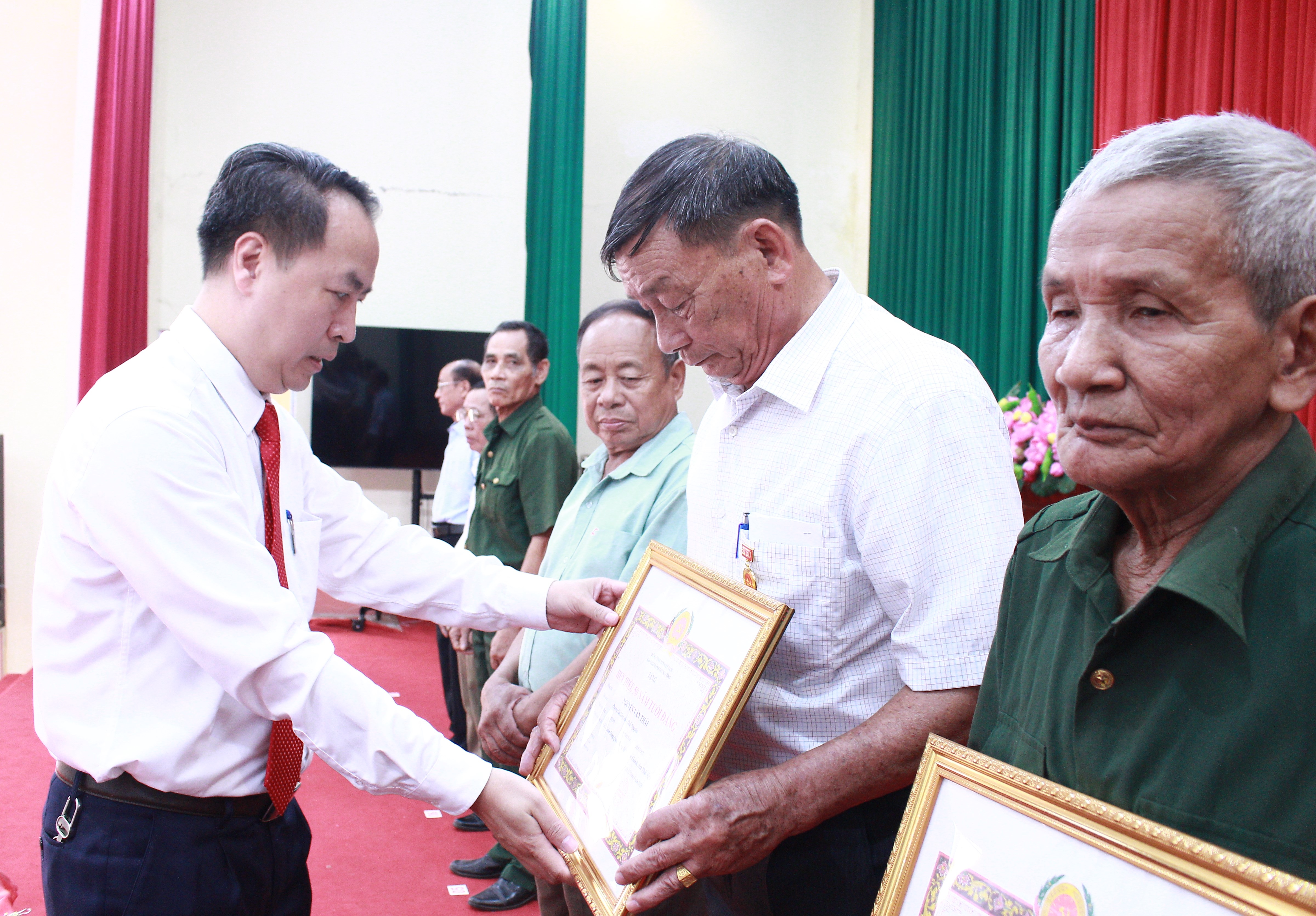 XÃ TÂN KHÁNH TỔ CHỨC LỄ TRAO TẶNG HUY HIỆU ĐẢNG ĐỢT 02/9/2026