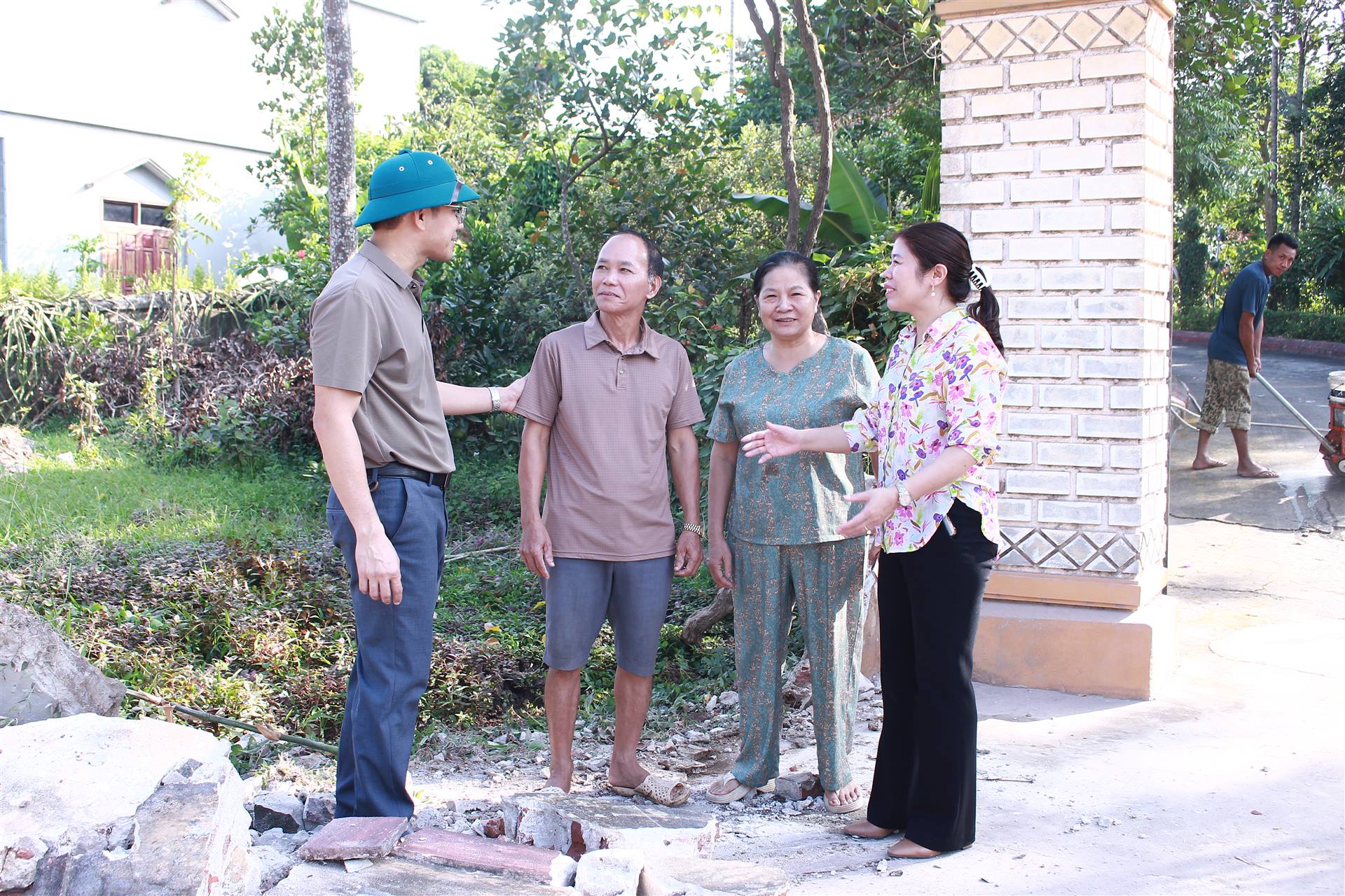 XÃ TÂN KHÁNH RA QUÂN HỖ TRỢ NHÂN DÂN PHÁ DỠ CÔNG TRÌNH GIẢI PHÓNG MẶT BẰNG THỰC HIỆN DỰ ÁN SỬA CHỮA, CẢI TẠO TUYẾN ĐƯỜNG ĐT.269C