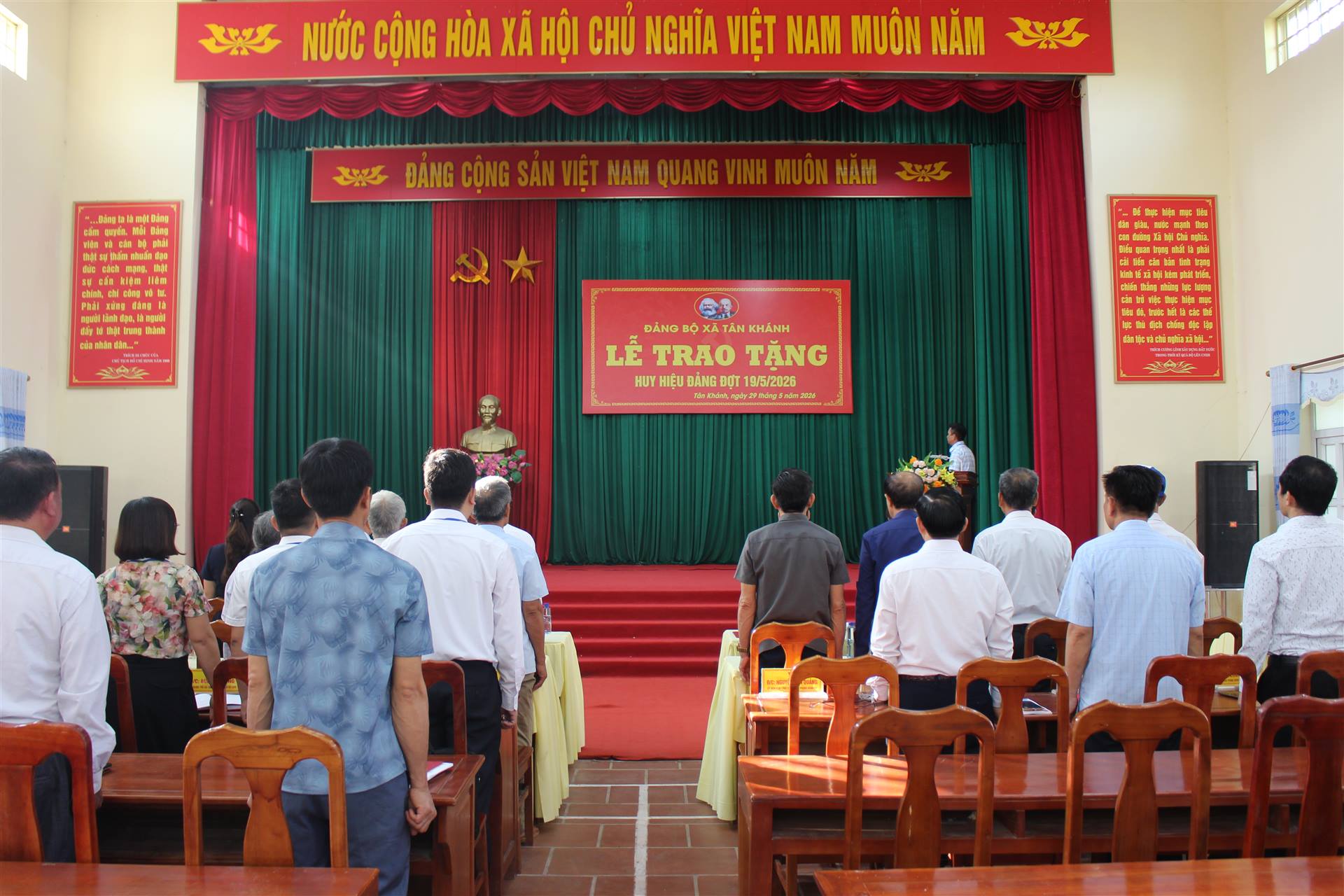 ĐẢNG ỦY XÃ TÂN KHÁNH LONG TRỌNG TỔ CHỨC LỄ TRAO TẶNG HUY HIỆU 60, 55, 50, 45, 40, 30 NĂM TUỔI ĐẢNG ĐỢT 19/5/2026