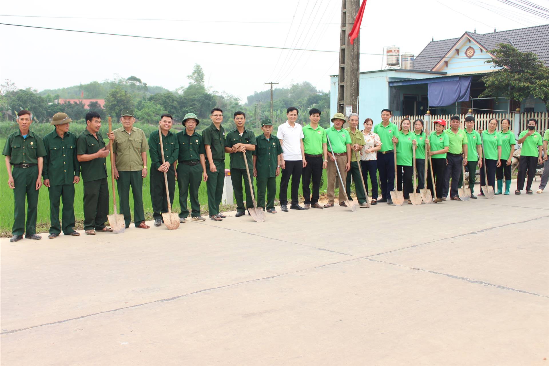 XÃ TÂN KHÁNH: HỘI NÔNG DÂN VÀ HỘI CỰU CHIẾN BINH RA QUÂN TRỒNG CÂY XANH CHÀO MỪNG THÀNH CÔNG CUỘC BẦU CỬ ĐẠI BIỂU QUỐC HỘI VÀ HĐND CÁC CẤP NHIỆM KỲ 2026-2031