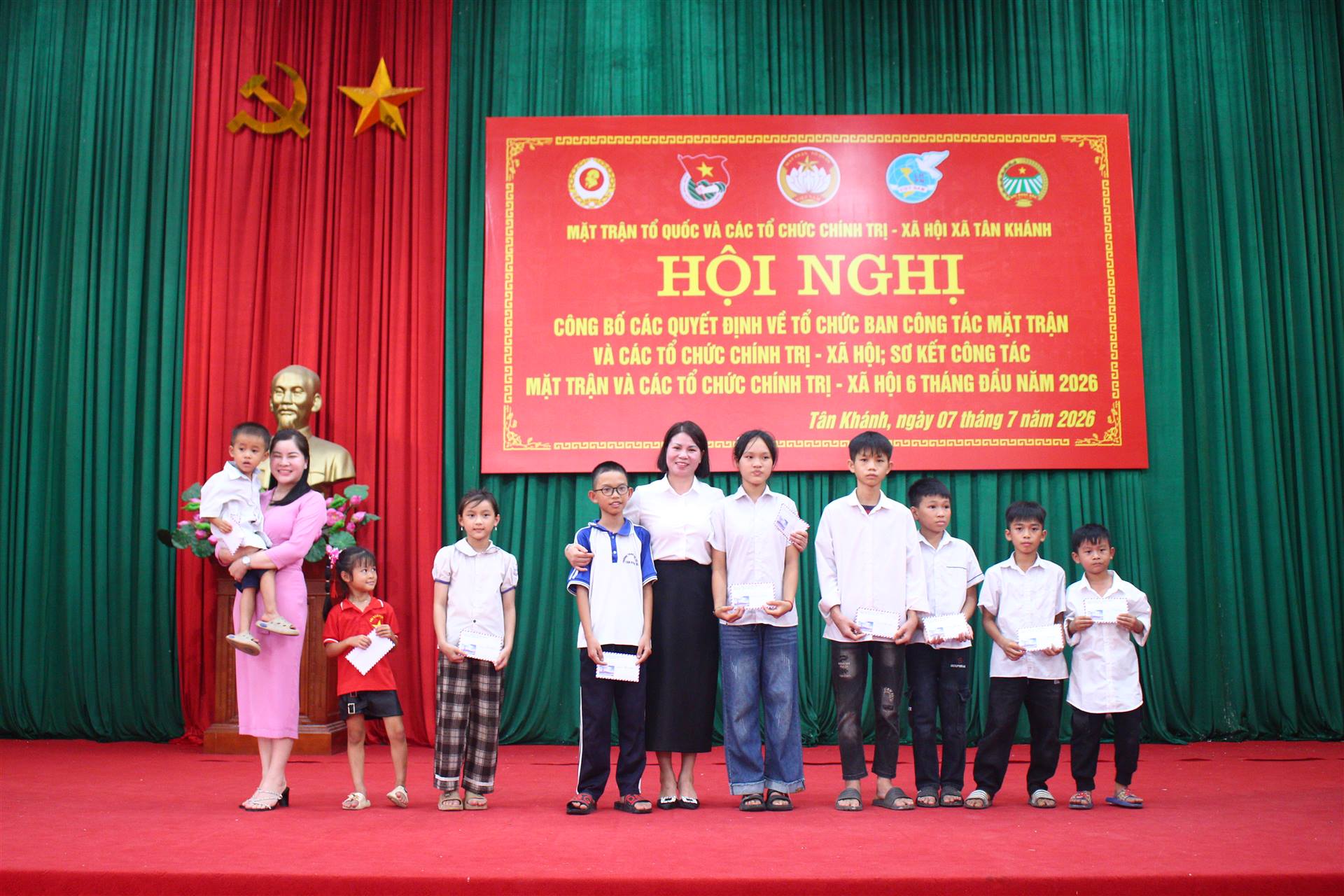 TRAO TẶNG 10 SUẤT QUÀ CHO TRẺ EM MỒ CÔI TRÊN ĐỊA BÀN XÃ TÂN KHÁNH