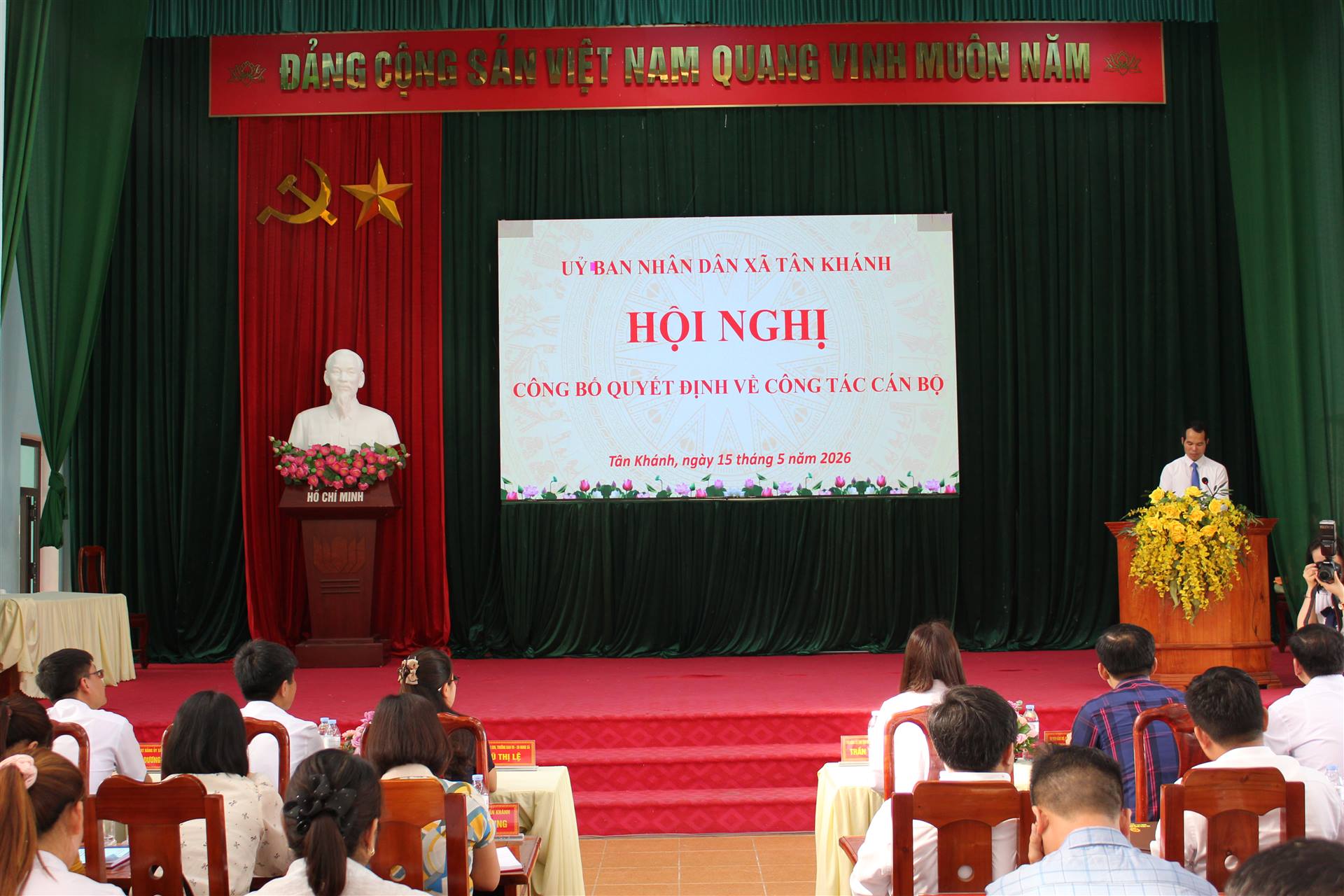 UBND XÃ TÂN KHÁNH CÔNG BỐ QUYẾT ĐỊNH VỀ CÔNG TÁC CÁN BỘ