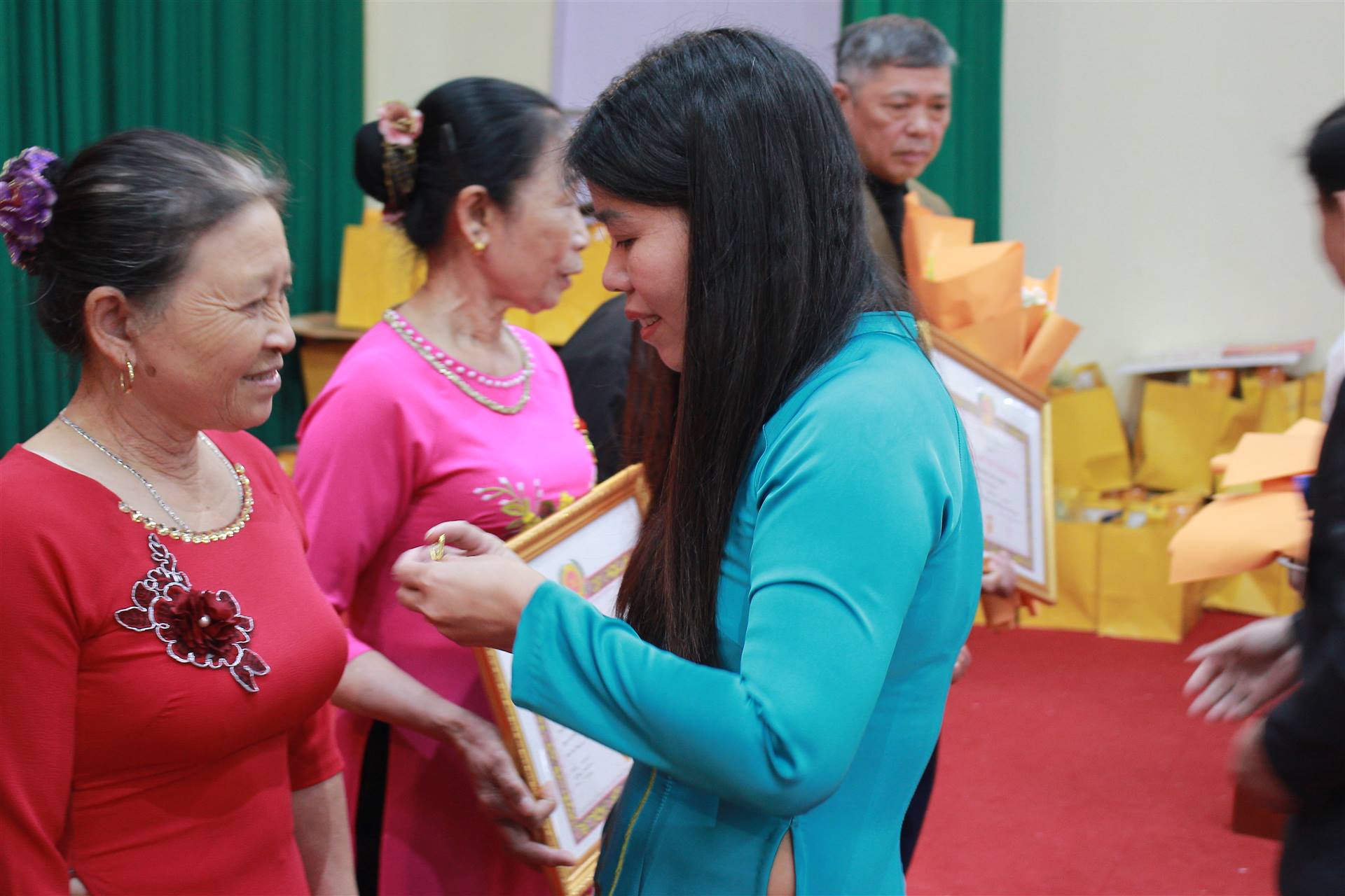 Anh-tin-bai