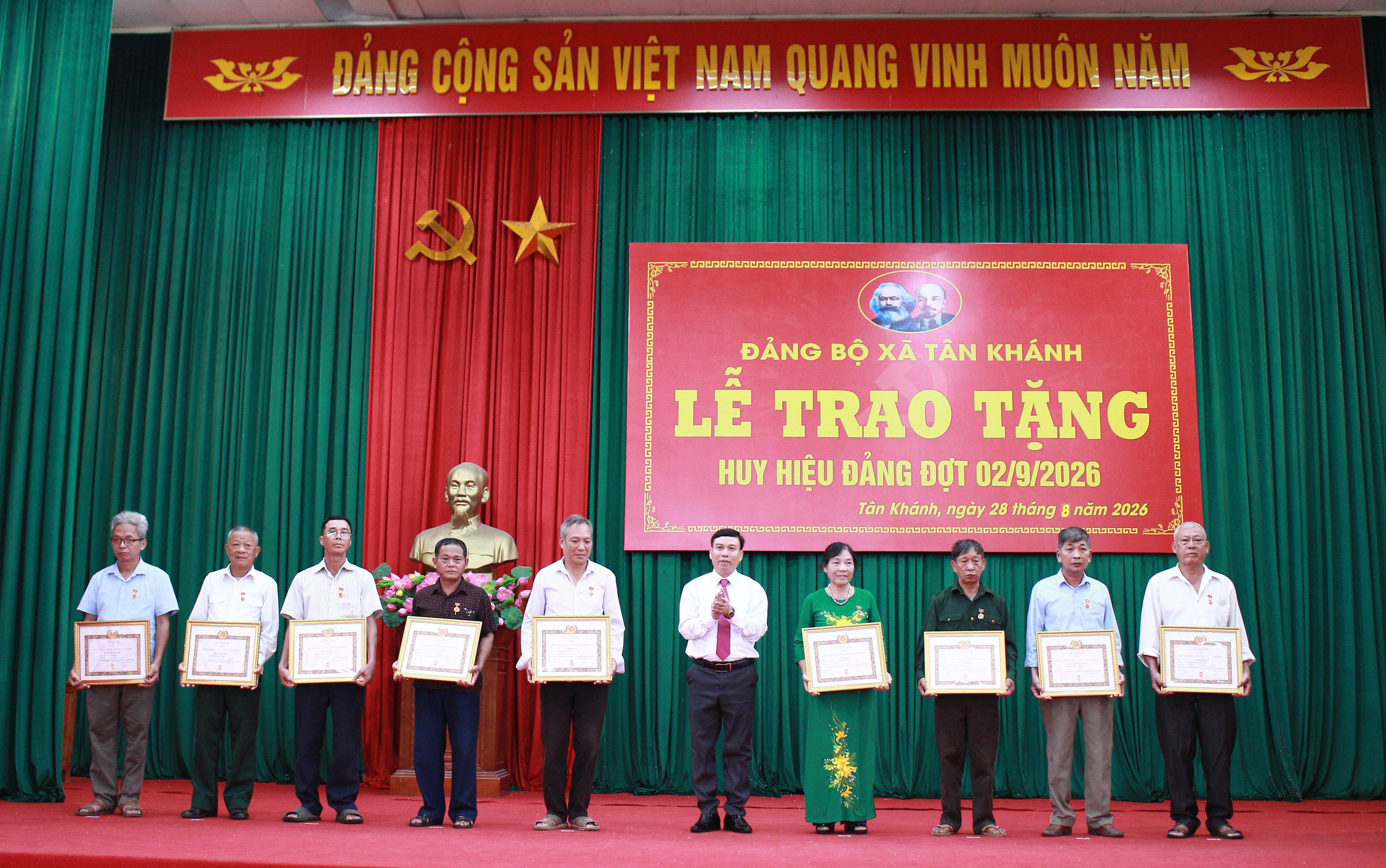 Anh-tin-bai