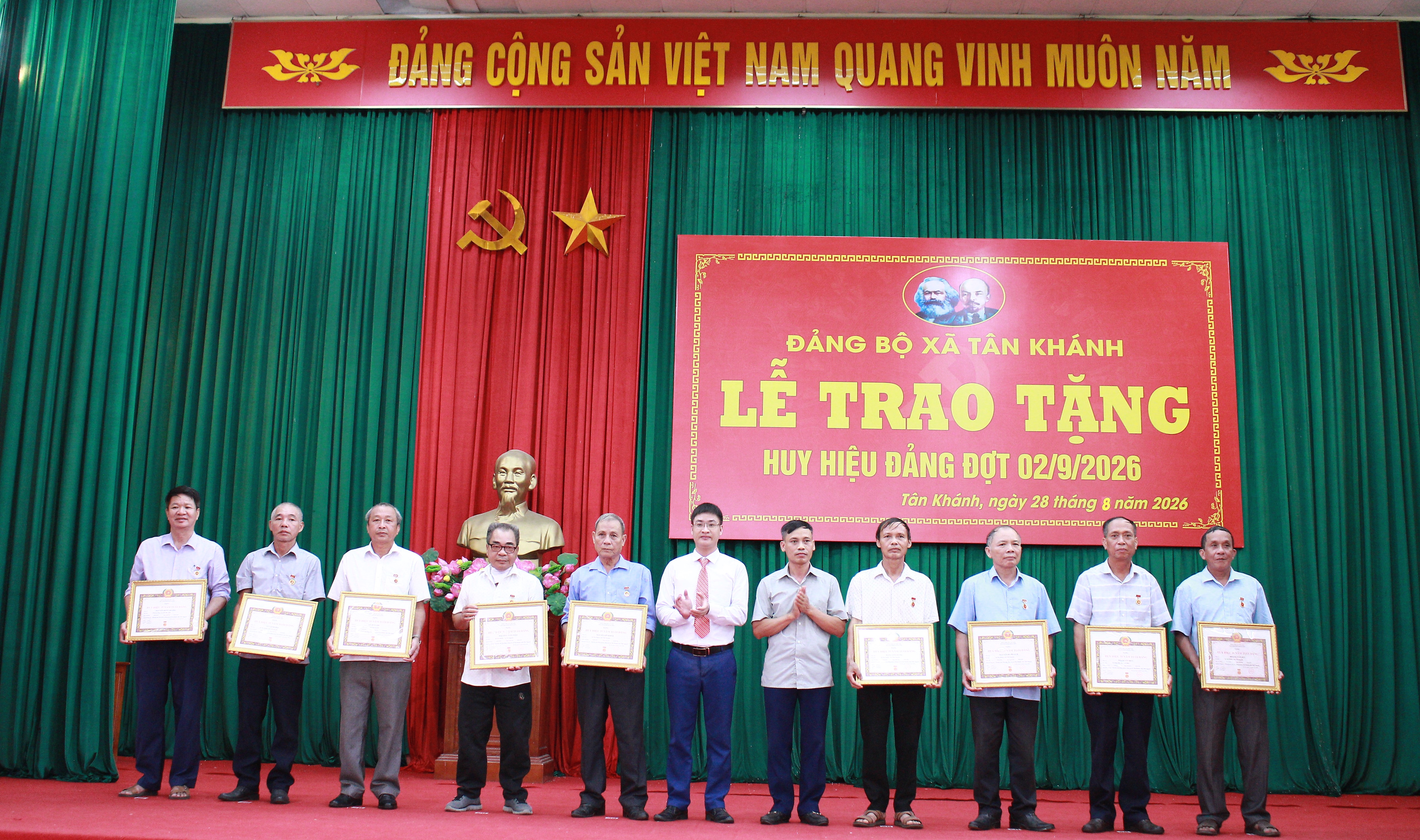 Anh-tin-bai
