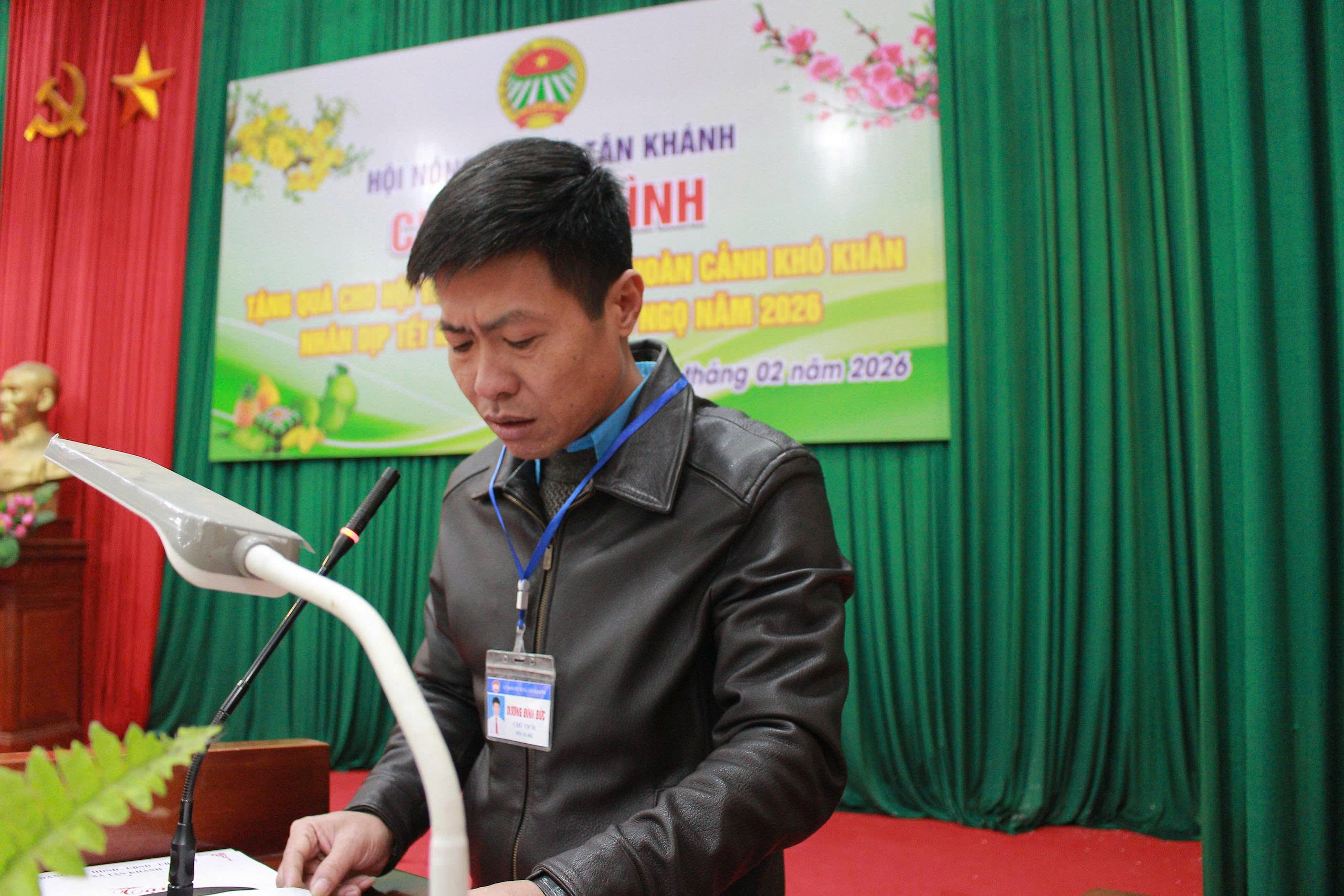 Hội Nông dân xã Tân Khánh trao quà Tết cho hội viên có hoàn cảnh khó khăn