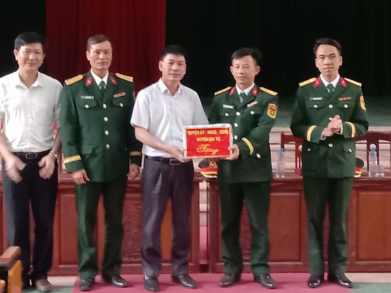 Đồng chí Dương Văn Tuyên, Phó chủ tịch UBND huyện thăm, tặng quà và dự Lễ tuyên thệ chiến sĩ mới năm 2025.