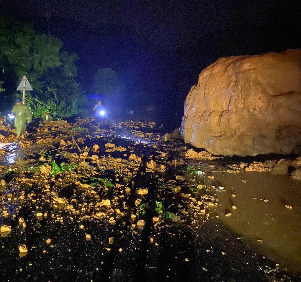 Xã Đại Từ Khẩn trương khắc phục sạt lở, bảo đảm giao thông trên tuyến ĐT.261 từ xã Đại Từ đi xã Vạn Phú 